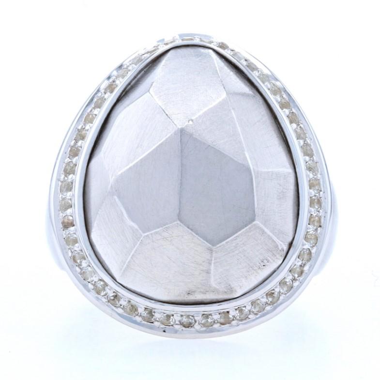 Dieser Ring kostet $400
Dieser Ring ist eine Größe 7 1/2. Bitte kontaktieren Sie uns für weitere Größenoptionen.
Metallgehalt: Sterling Silber
Ausführung: Gebürstet
Stein: Weißer Topas Halo
Höhe der Oberfläche (von Norden nach Süden): 31/32
