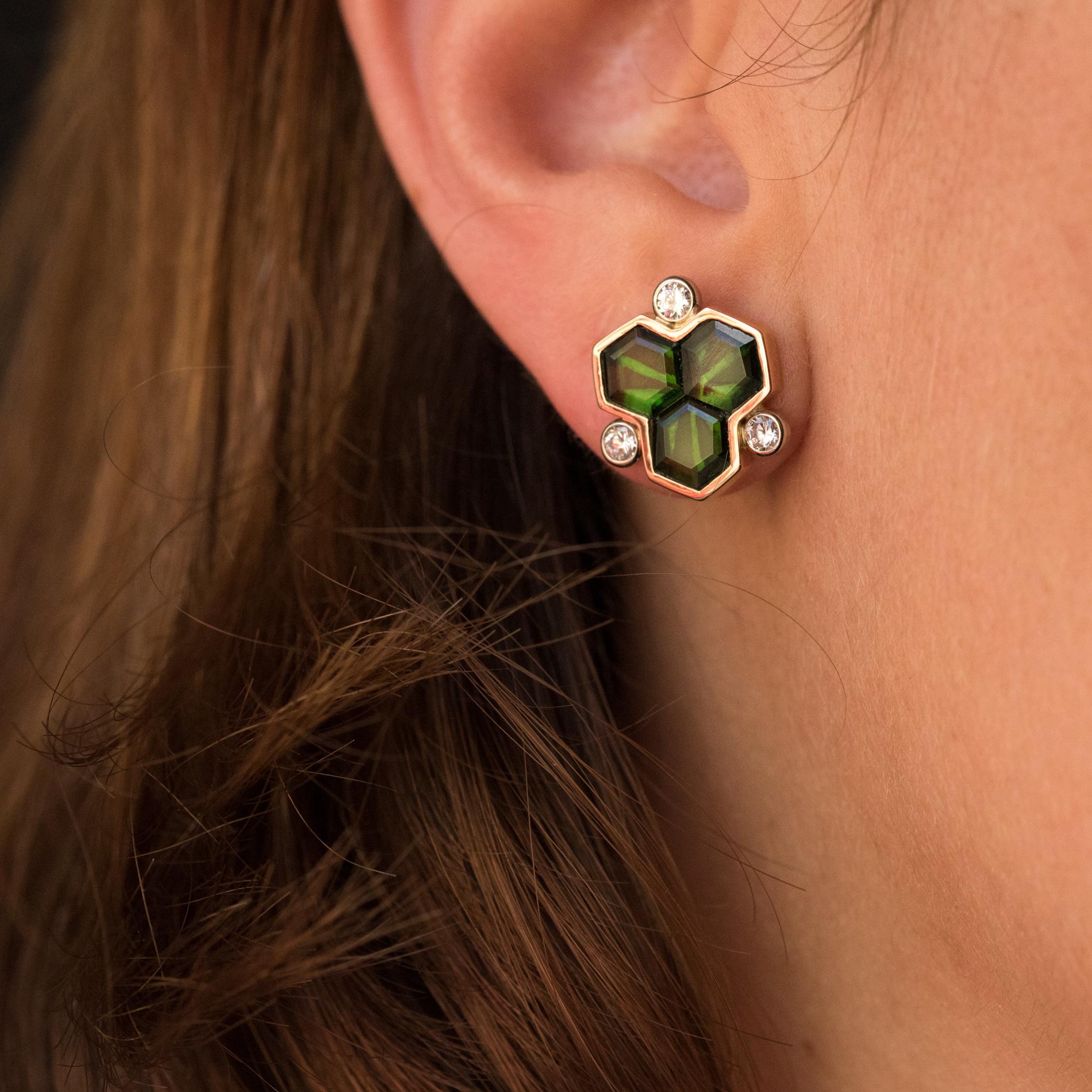Baume Creation - Unique piece.
Pair of ear studs in 18 karats yellow gold.
Each ear stud is adorned, in closed setting, with three ultra flat hexagonal green tourmaline. The entourage is punctuated with 3 brilliant- cut diamonds. The attachment
