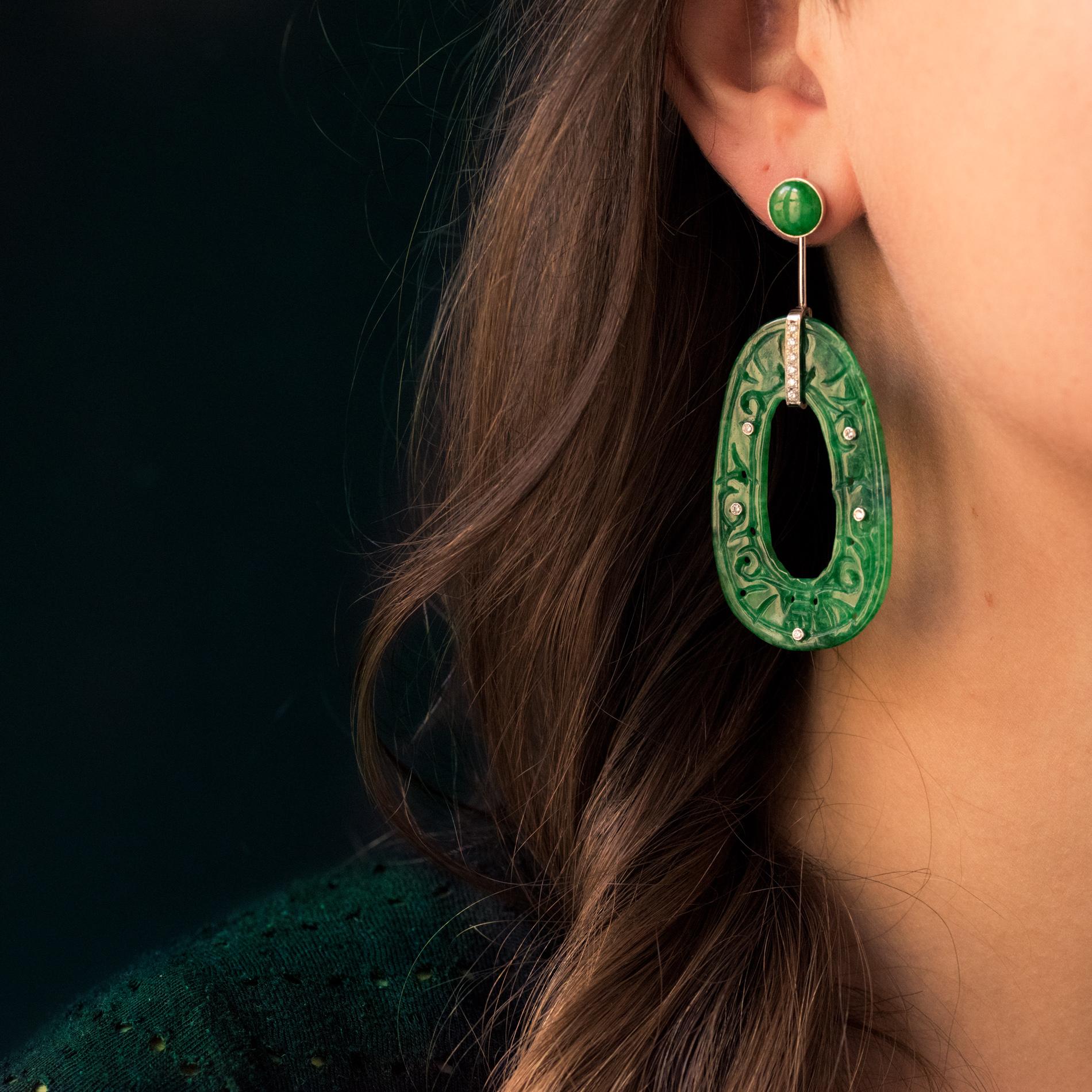 Für gepiercte Ohren.
Ohrringe aus 18 Karat Weißgold.
Diese langen Art-Deco-Ohrringe bestehen aus einem grünen Jade-Cabochon in Perlenfassung mit einem abnehmbaren Goldstiel, in den eine ovale Jade eingraviert ist. Letzterer ist in der Mitte