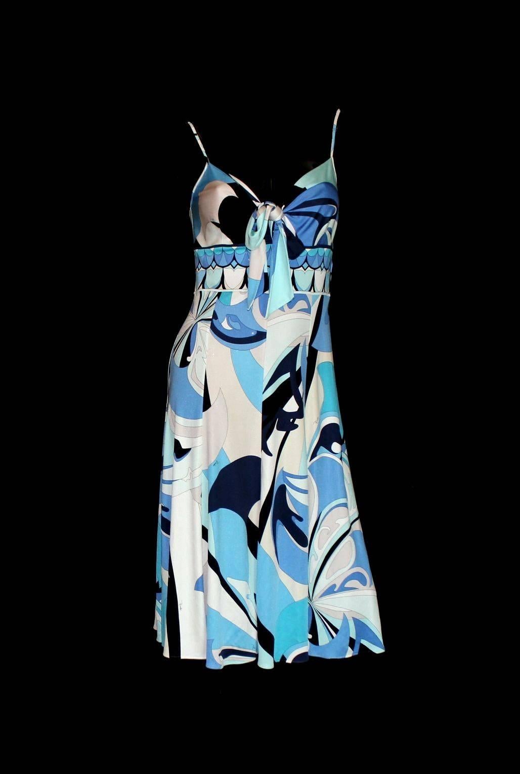Beautiful Emilio Pucci dress
Made of softest silk jersey
Signature print in beautiful blue and beige colors
