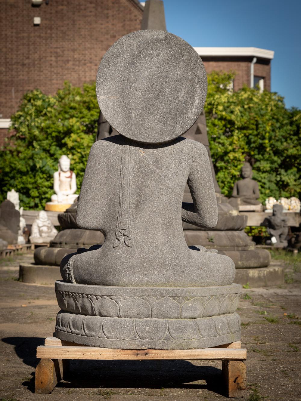 Nouvelle statue de Bouddha en pierre de lave d'Indonésie dans le mudr Dharmachakra en vente 12