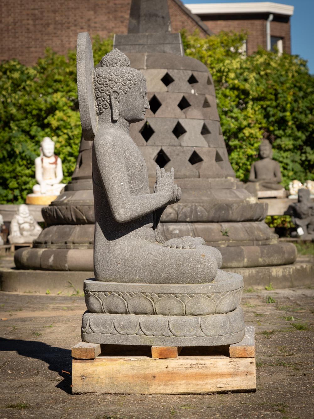 Nouvelle statue de Bouddha en pierre de lave d'Indonésie dans le mudr Dharmachakra en vente 13