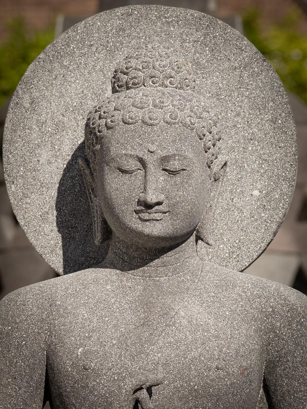Indonésien Nouvelle statue de Bouddha en pierre de lave d'Indonésie dans le mudr Dharmachakra en vente