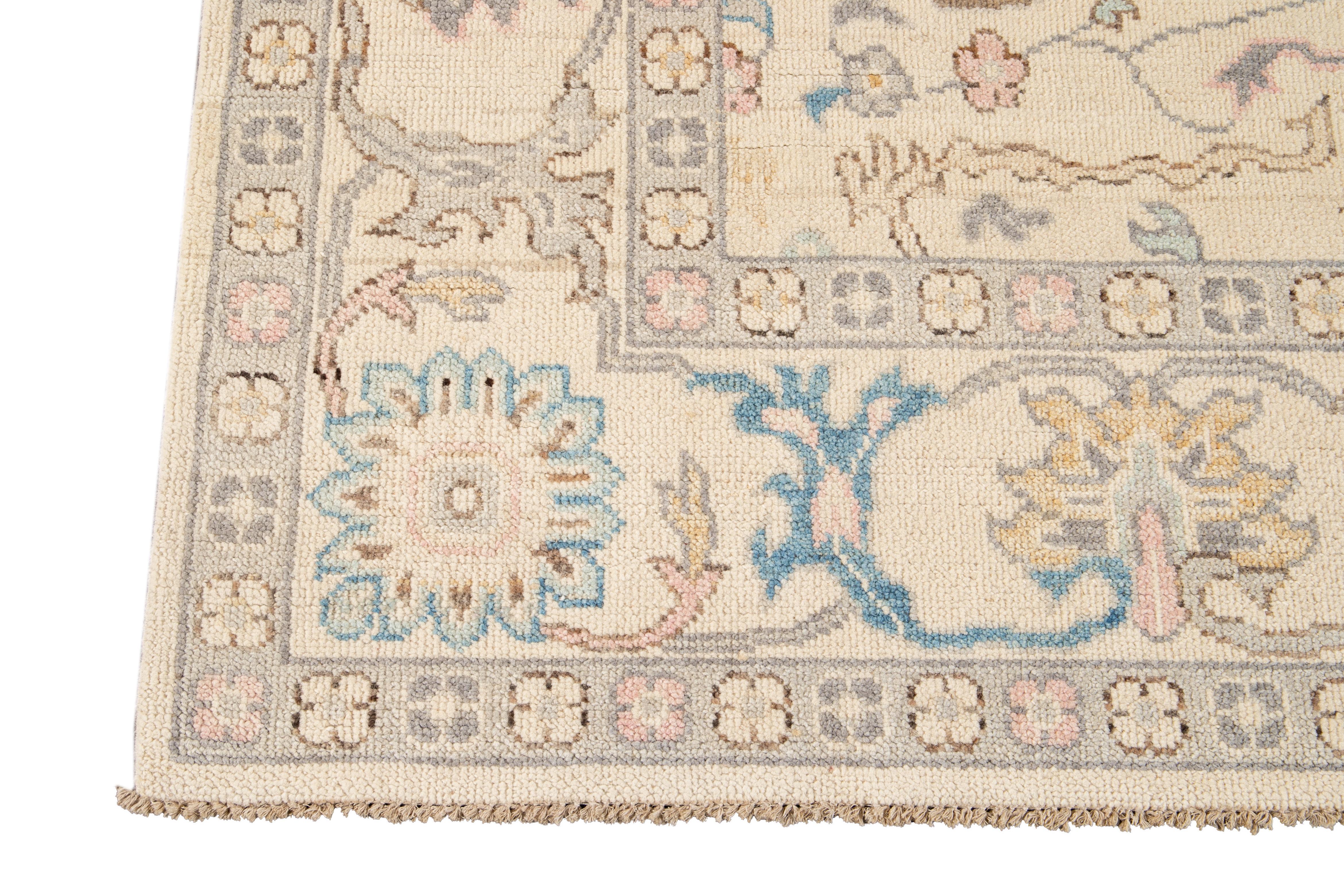 Moderner, quadratischer Oushak-Wollteppich in Beige im Angebot 3