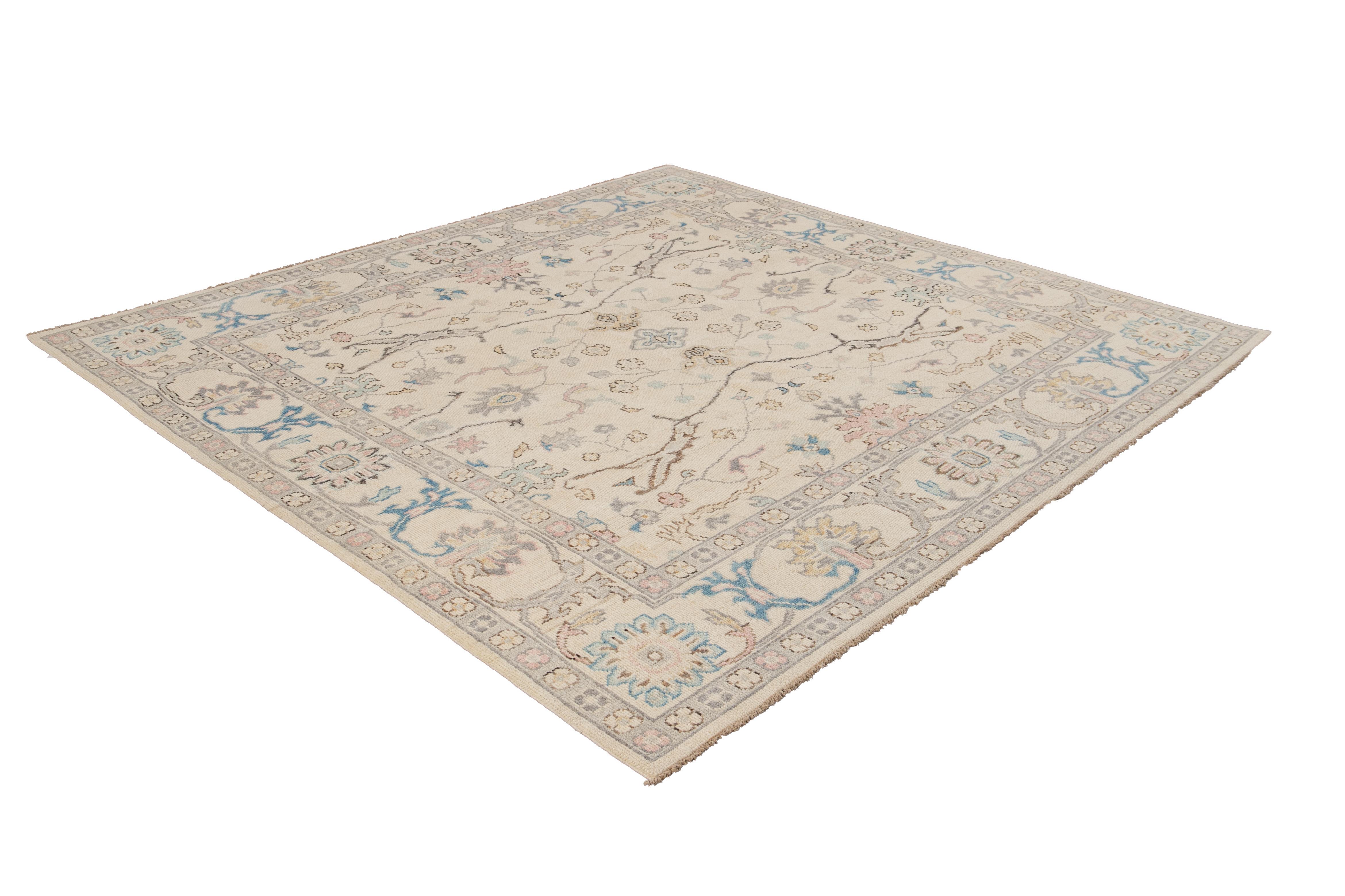 Moderner, quadratischer Oushak-Wollteppich in Beige im Angebot 4