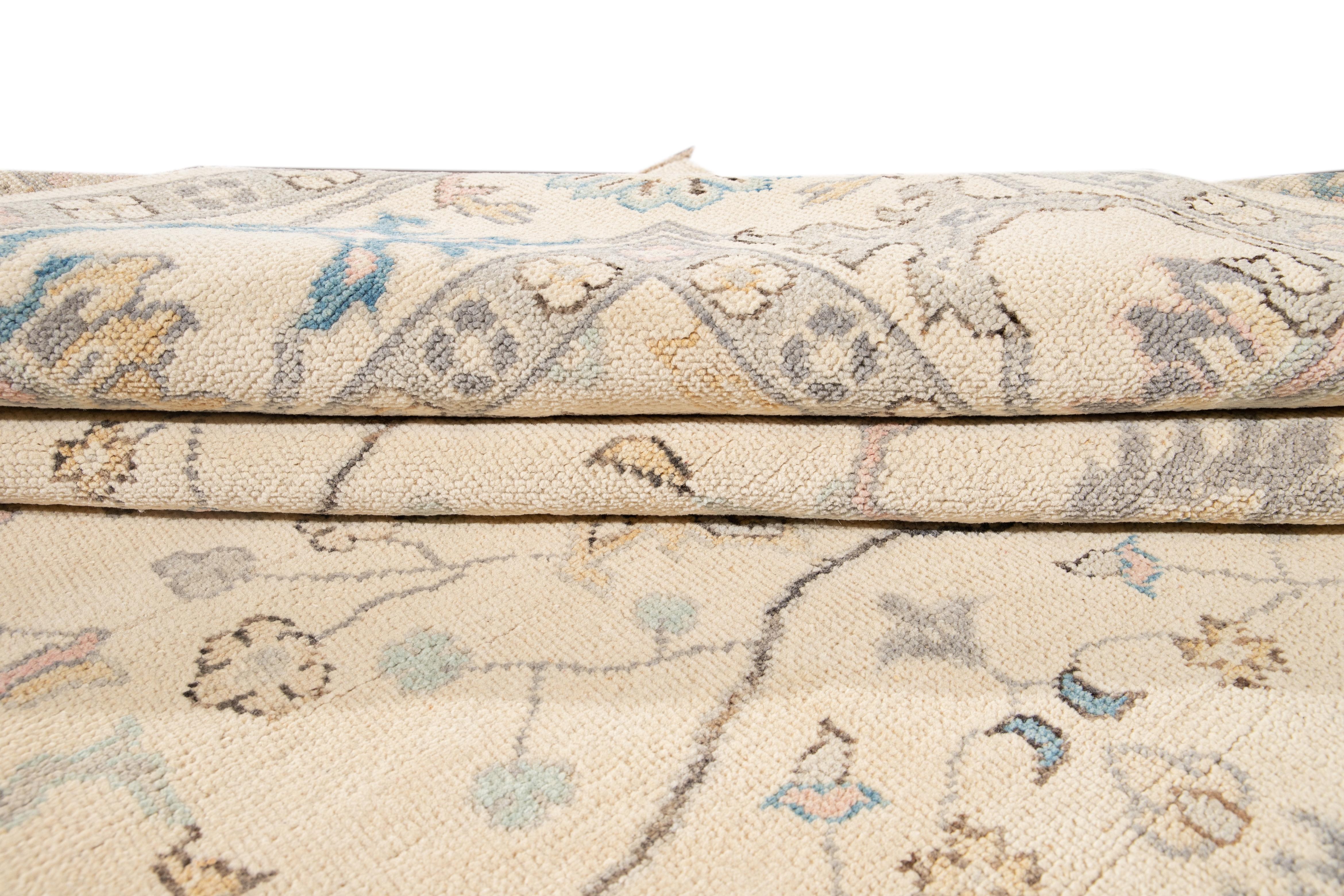 Moderner, quadratischer Oushak-Wollteppich in Beige im Angebot 1