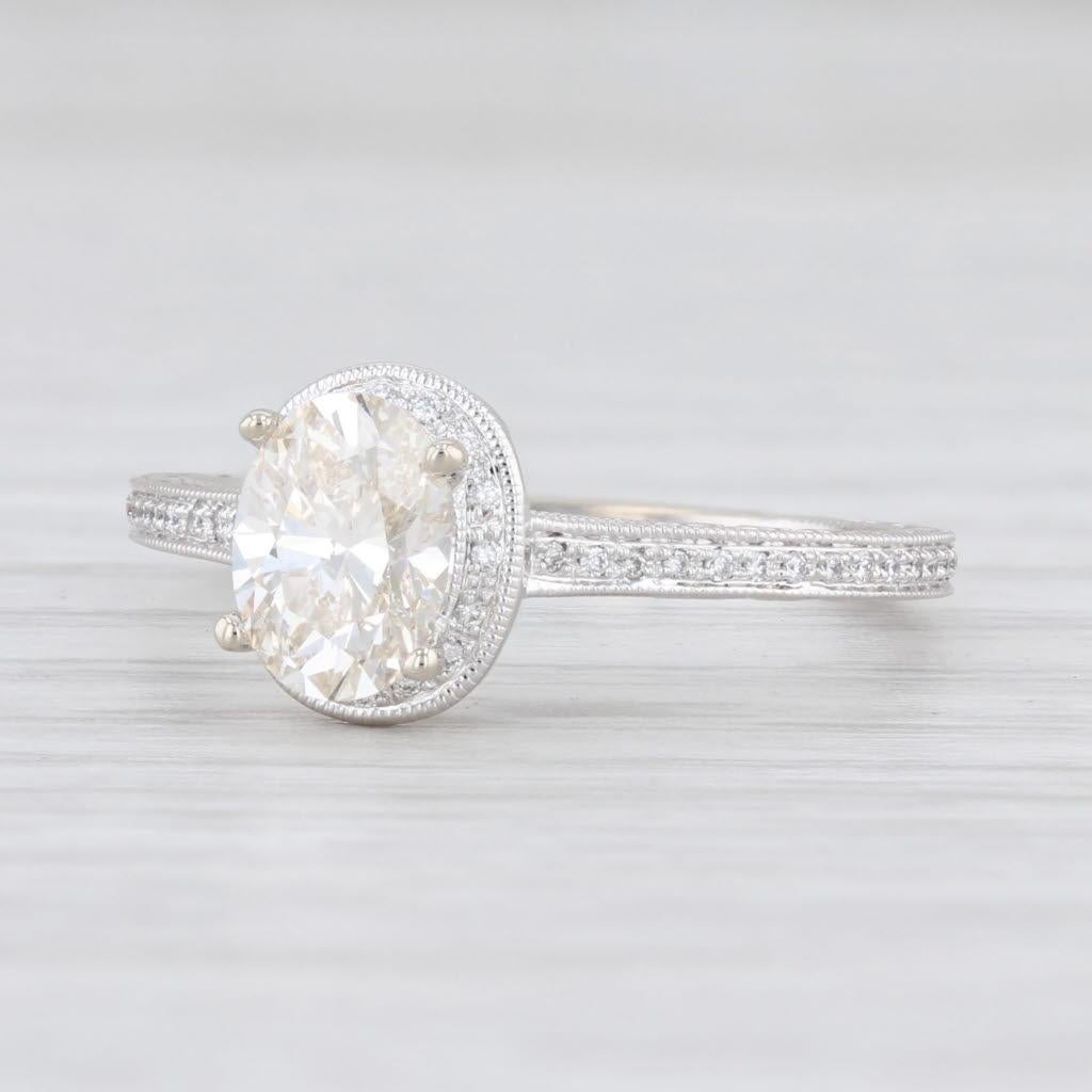 Cette jolie bague de fiançailles de créateur est accompagnée d'un certificat GIA pour le diamant central.

Rapport n° : 6197893024
Gemmes : Diamants naturels - 0.96 carats au total
- Centre - 0,91 carats (7 x 5 mm), taille ovale brillante, couleur