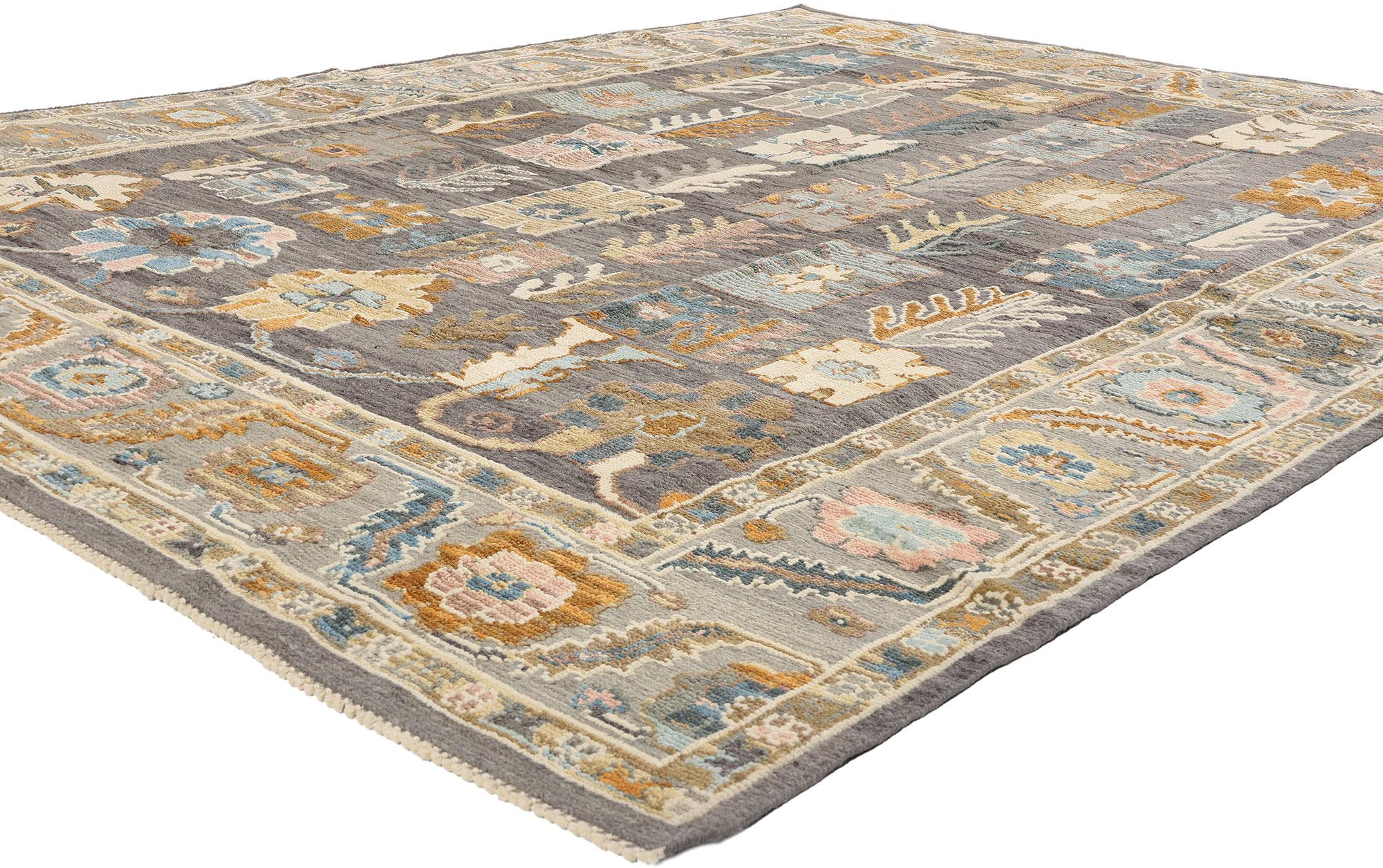 81160 Nuovo Tappeto Oushak Soumak Grigio Moderno, 09'00 x 11'04. Questo tappeto Oushak Soumak moderno in lana, tessuto a mano e realizzato in Pakistan, mostra un sorprendente equilibrio tra motivi tradizionali e design contemporaneo. Il suo ricco