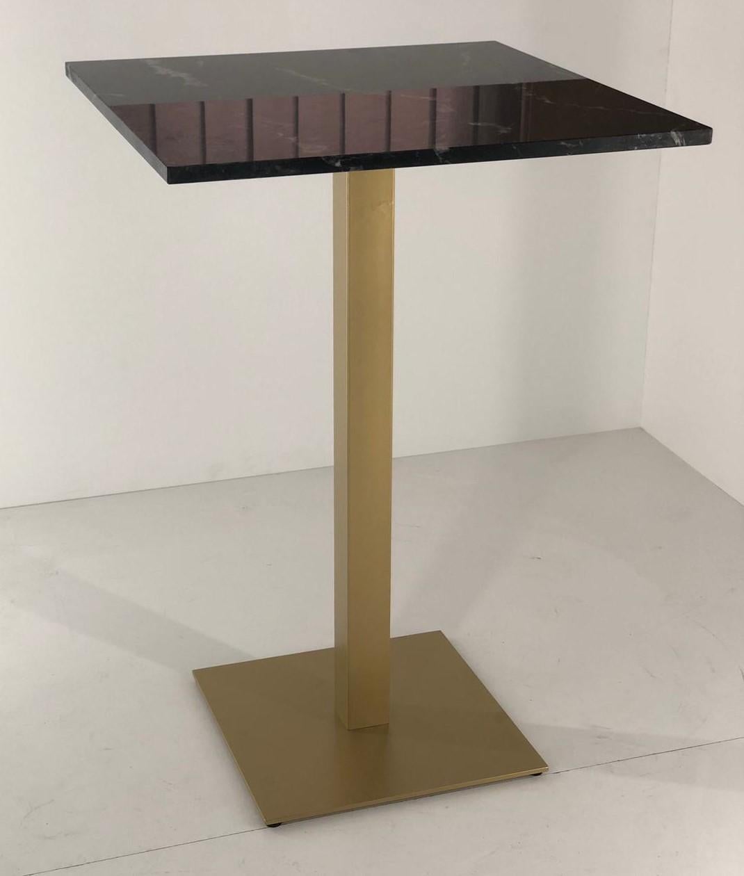 Nouvelle table haute bistrot en fer forgé doré avec plateau en marbre noir.

Intérieur et extérieur