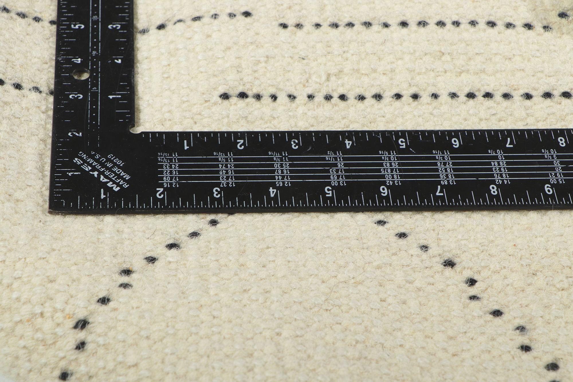 Moderner schwarzer und elfenbeinfarbener Teppich im marokkanischen Stil mit Cozy Hygge-Stil (21. Jahrhundert und zeitgenössisch) im Angebot