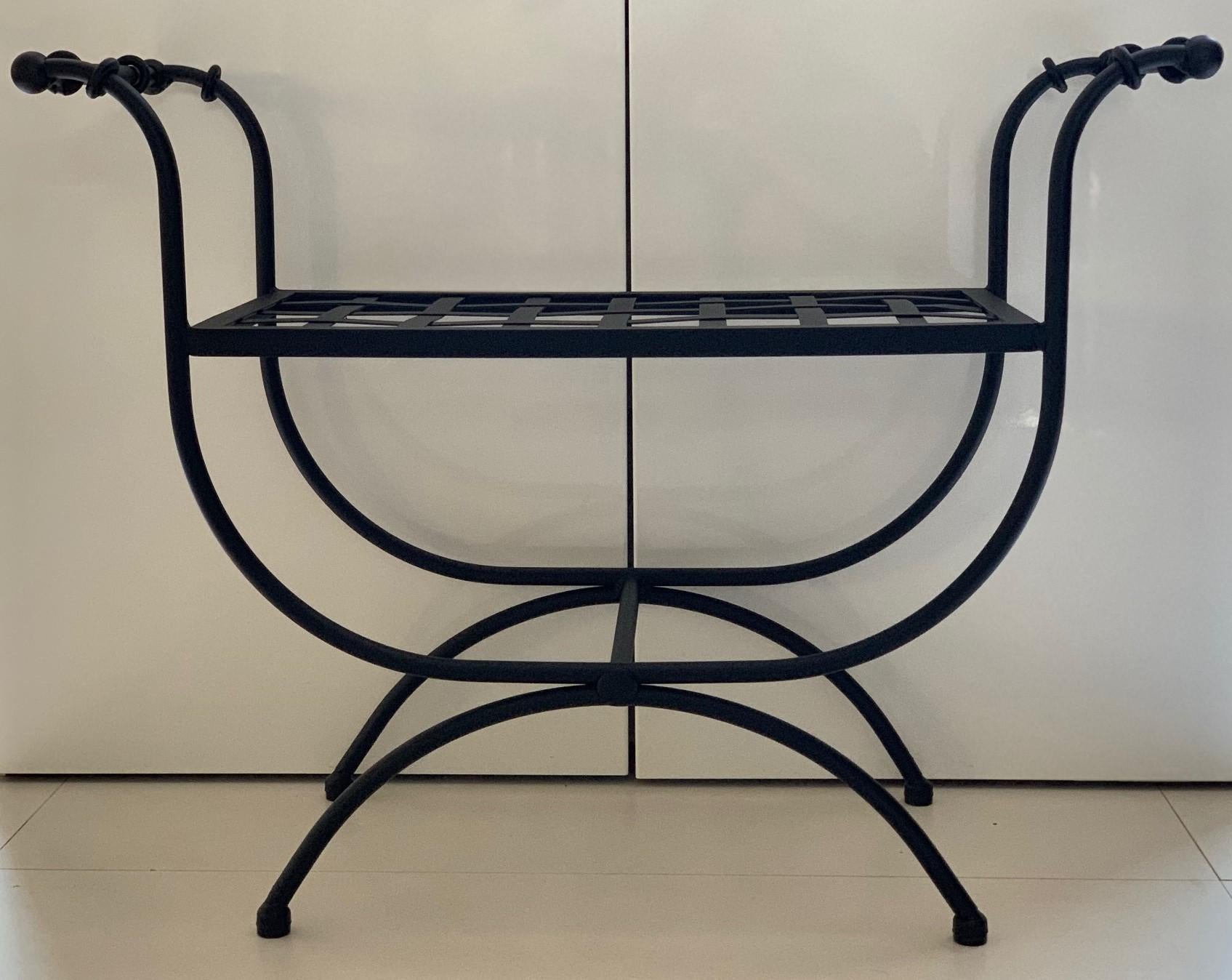 Curule Bench aus schwarzem Schmiedeeisen mit Kissen, Savonarola, Thron (Europäisch) im Angebot