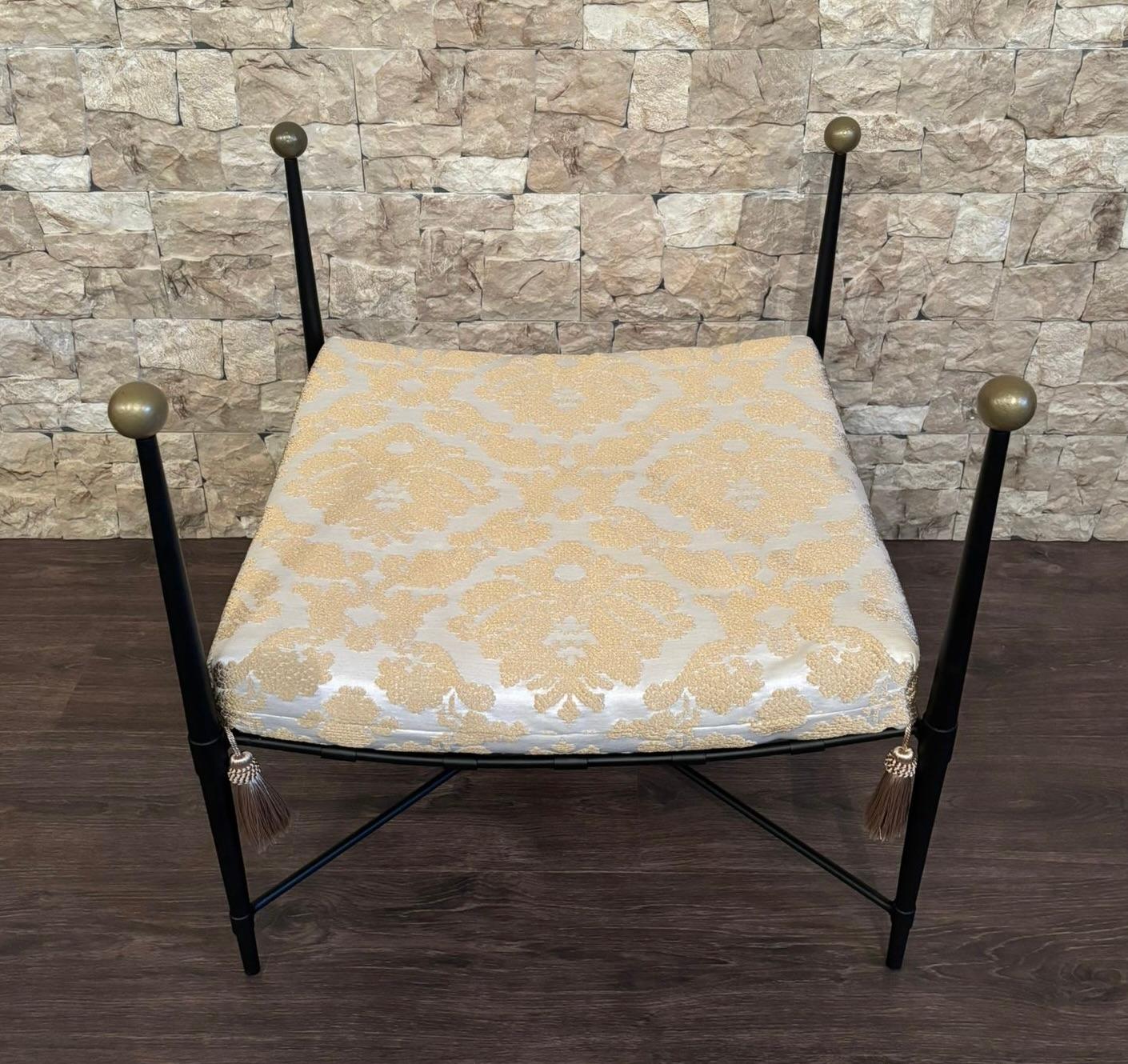 Neoclassico New Panca Curule in ferro battuto nero con tessuto oro e bianco di Fabiting in vendita