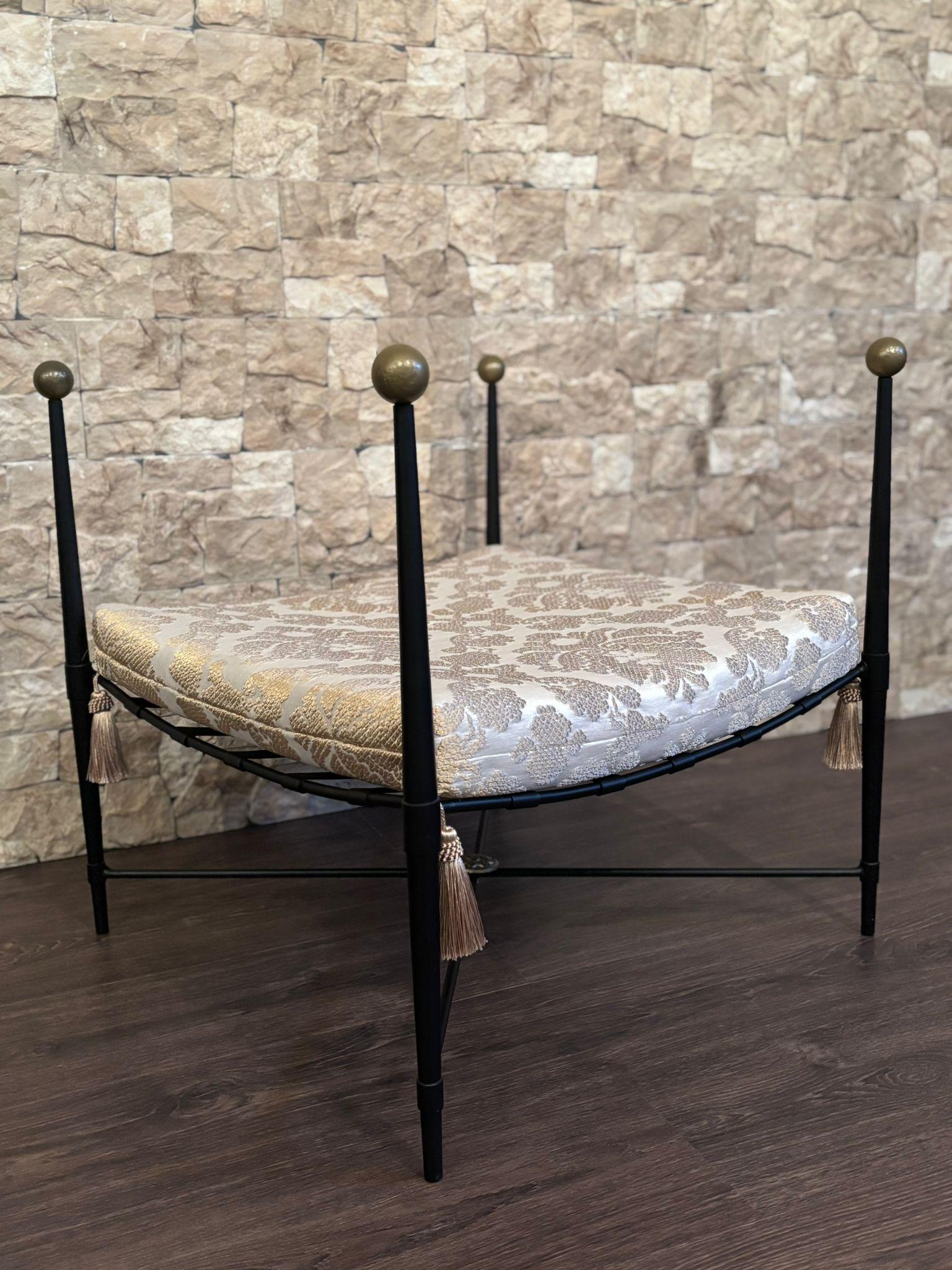 Spagnolo New Panca Curule in ferro battuto nero con tessuto oro e bianco di Fabiting in vendita
