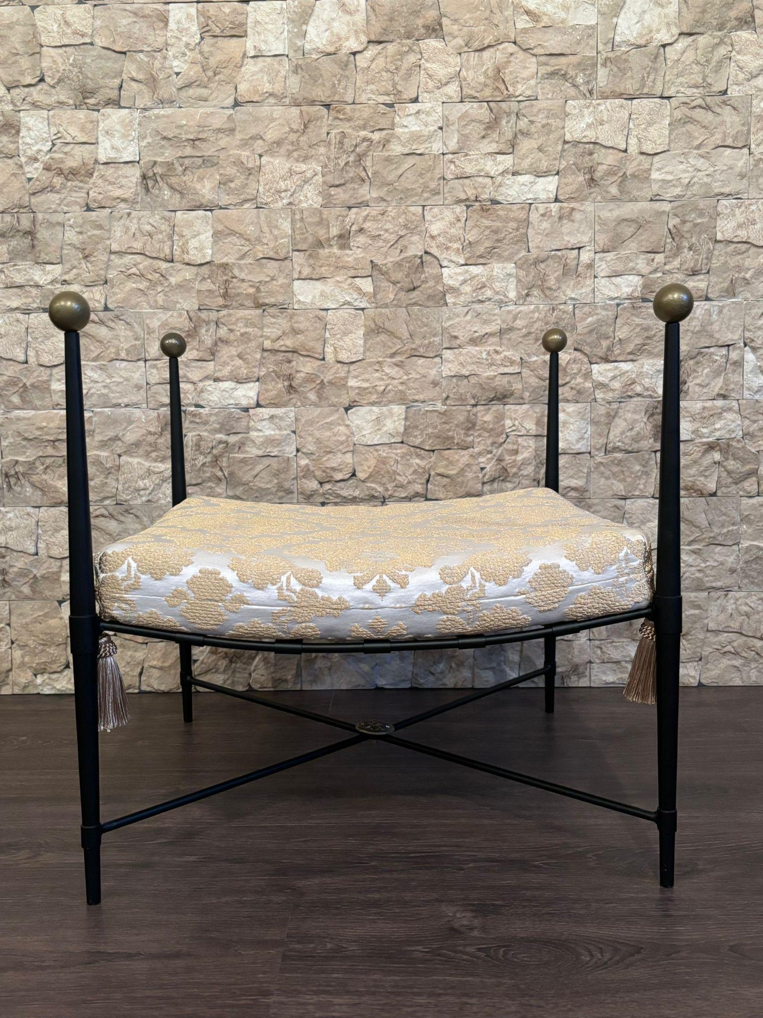 Forgiato New Panca Curule in ferro battuto nero con tessuto oro e bianco di Fabiting in vendita