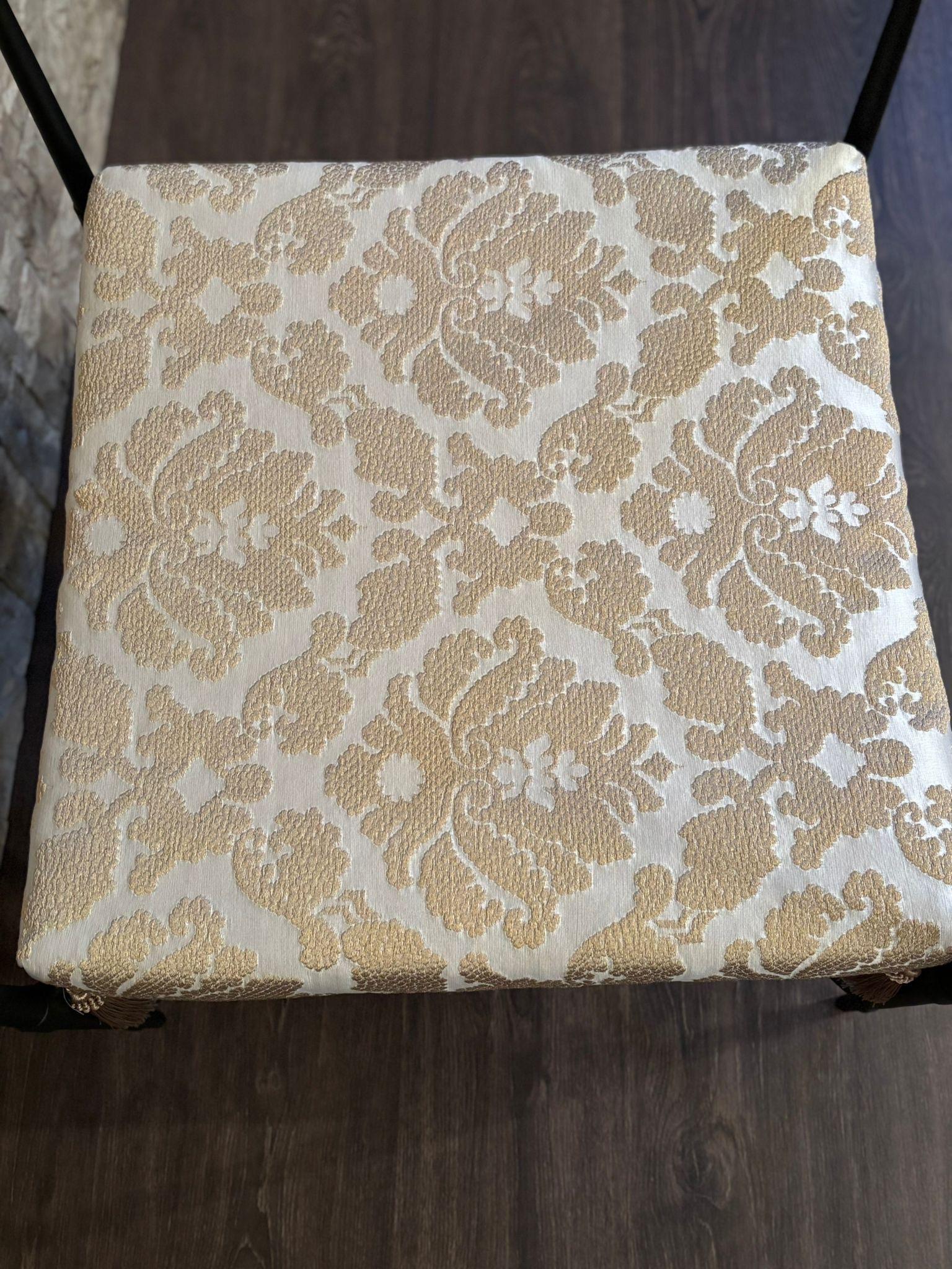 Ferro New Panca Curule in ferro battuto nero con tessuto oro e bianco di Fabiting in vendita