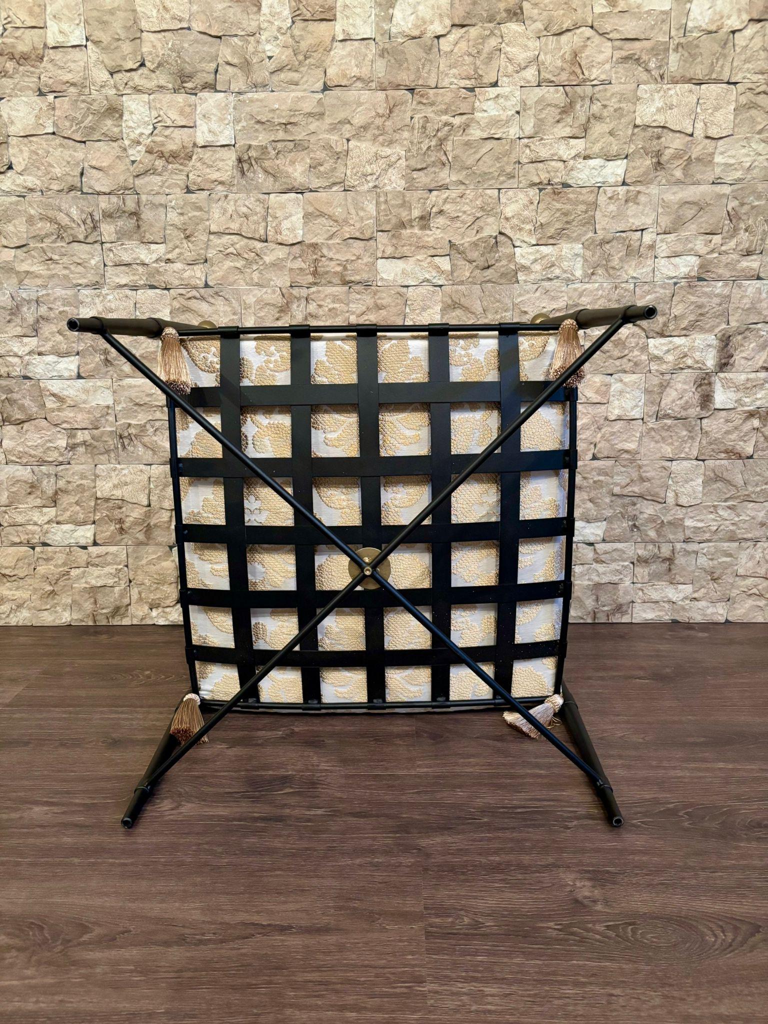 Forgé New Black Wrought Iron Curule Bench with Gold Details (Banc Curule en fer forgé noir avec détails dorés) en vente