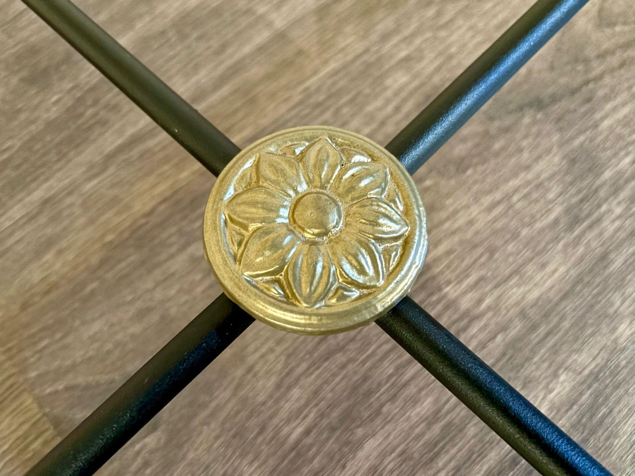 New Black Wrought Iron Curule Bench with Gold Details (Banc Curule en fer forgé noir avec détails dorés) Excellent état - En vente à Miami, FL