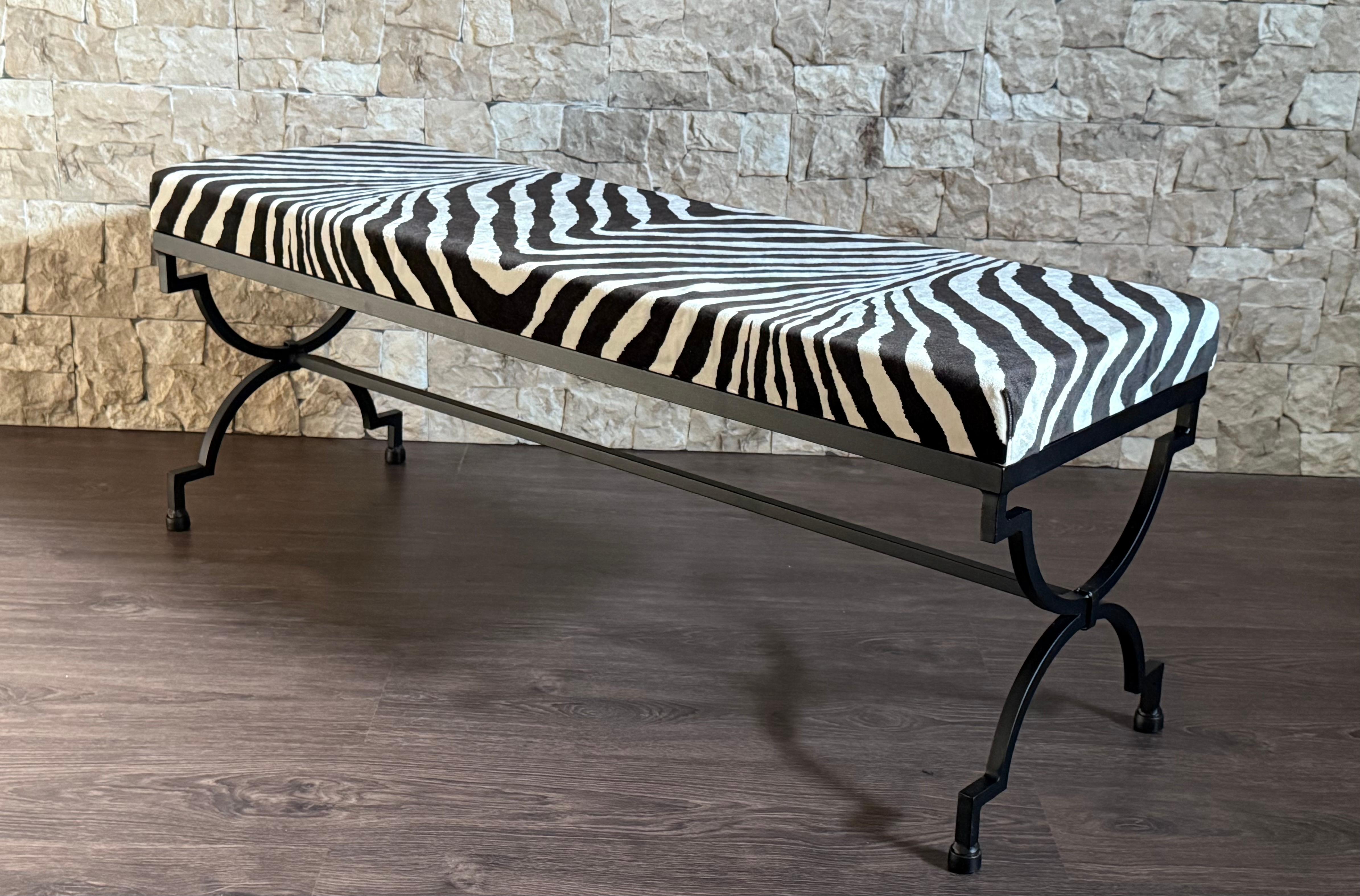 New Black Wrought Iron Curule Bench with Ralph Lauren Barlett Zebra Fabric Excellent état - En vente à Miami, FL
