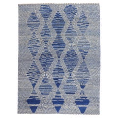 Neuer blauer moderner marokkanischer Teppich im zeitgenössischen dekonstruktiven Stil