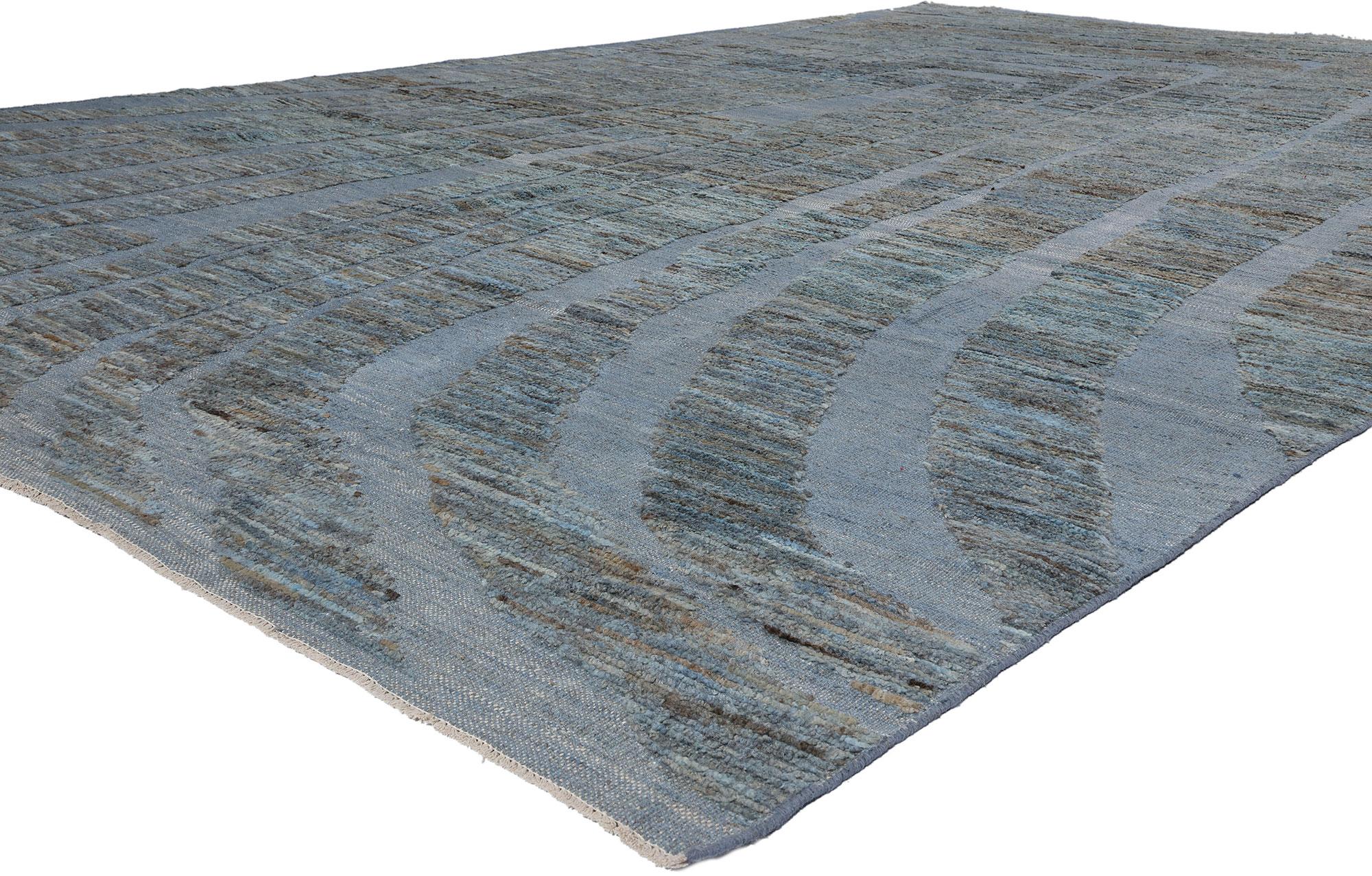 81090 Biophilic Tapis marocain bleu, 09'07 x 14'09. Entrez dans un monde où la beauté enchanteresse de l'artisanat marocain rencontre les chuchotements sereins des côtes. Ce tapis marocain à poils hauts et bas en laine nouée à la main vous invite à