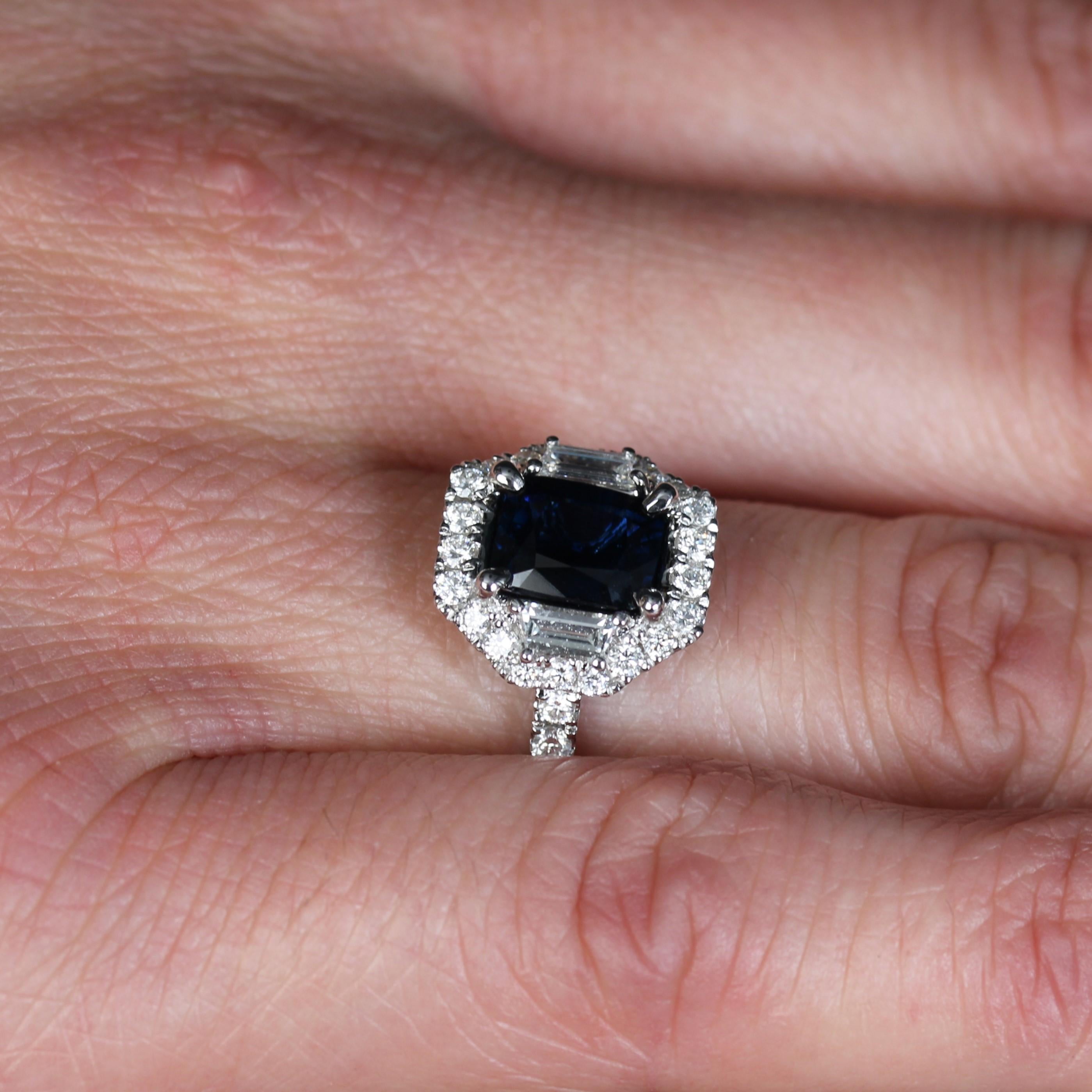 Nuevo Zafiro Azul Trapecio Diamantes Anillo Racimo Oro Blanco 18 Kilates en venta 4