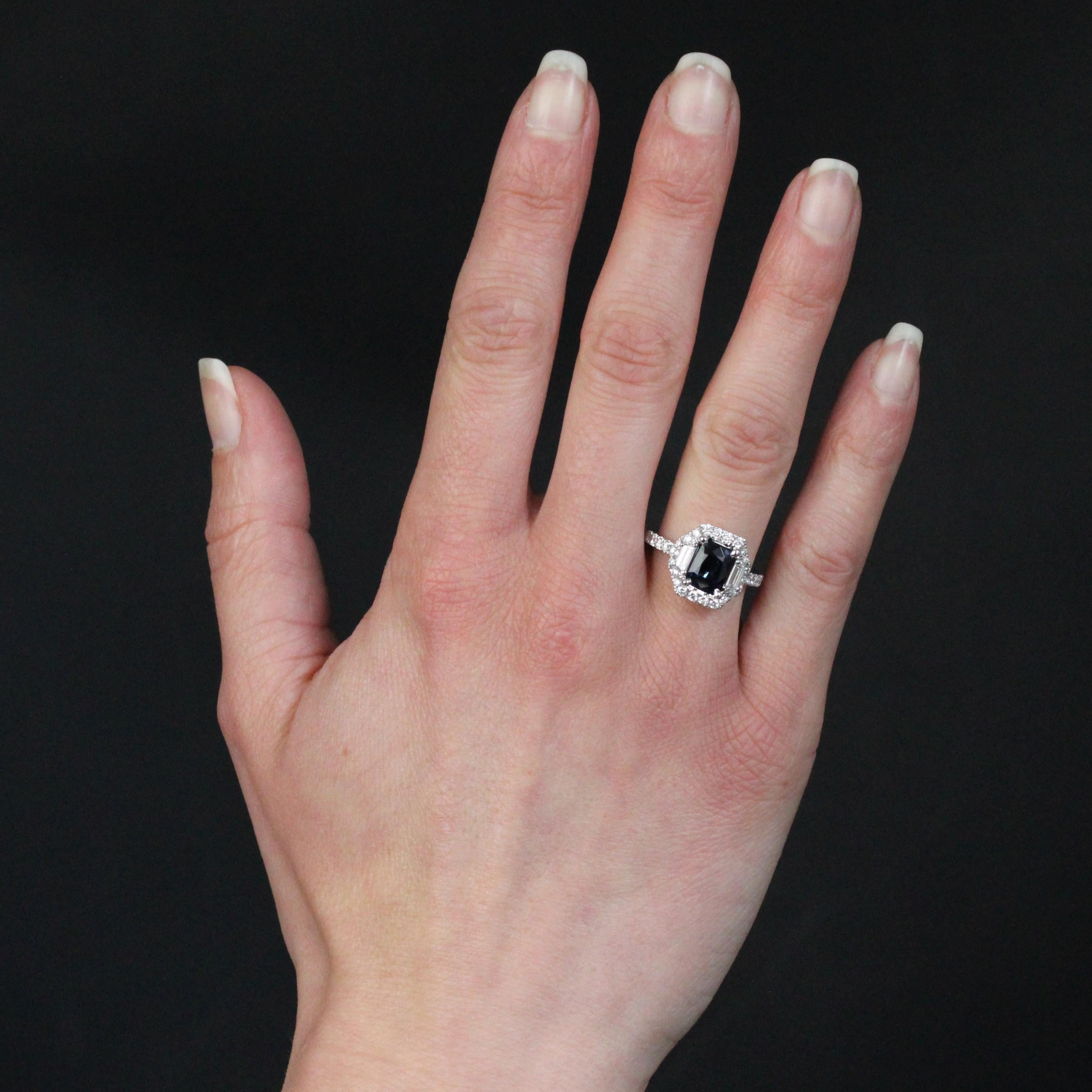 Anillo de oro blanco de 18 quilates, sello de cabeza de águila.
Elegante anillo joya de zafiro y diamante, con 2 x 5 diamantes talla brillante modernos a cada lado de la cabeza. Una cesta calada adornada con alambres de oro sostiene un engaste de