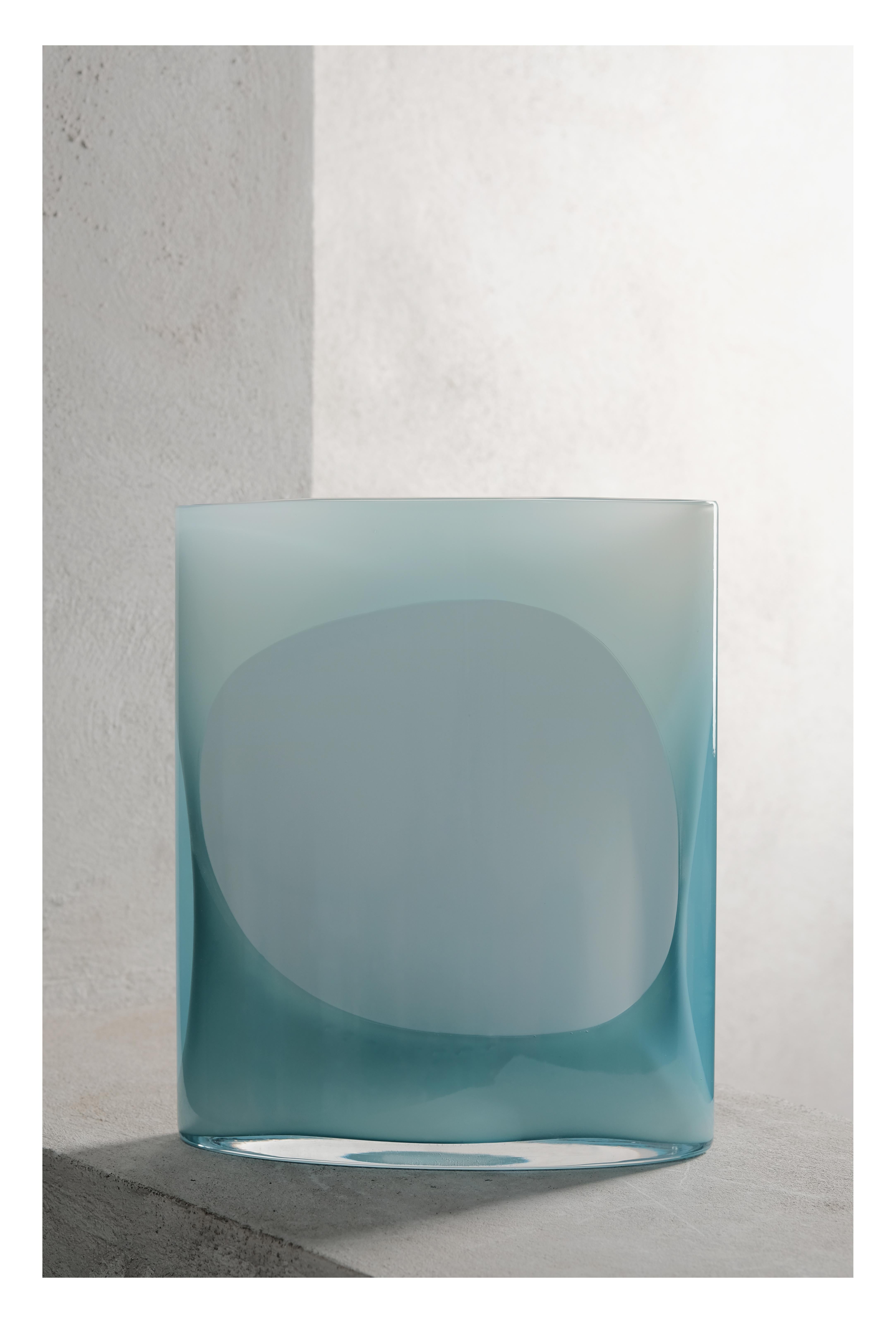 Fruit d'une collaboration d'un an entre le designer franco-suisse et le Nouvel Studio, Isla explore la juxtaposition de myriades de teintes et de transparences de verre à travers deux tailles de vases différentes. La simplicité du design accentue la