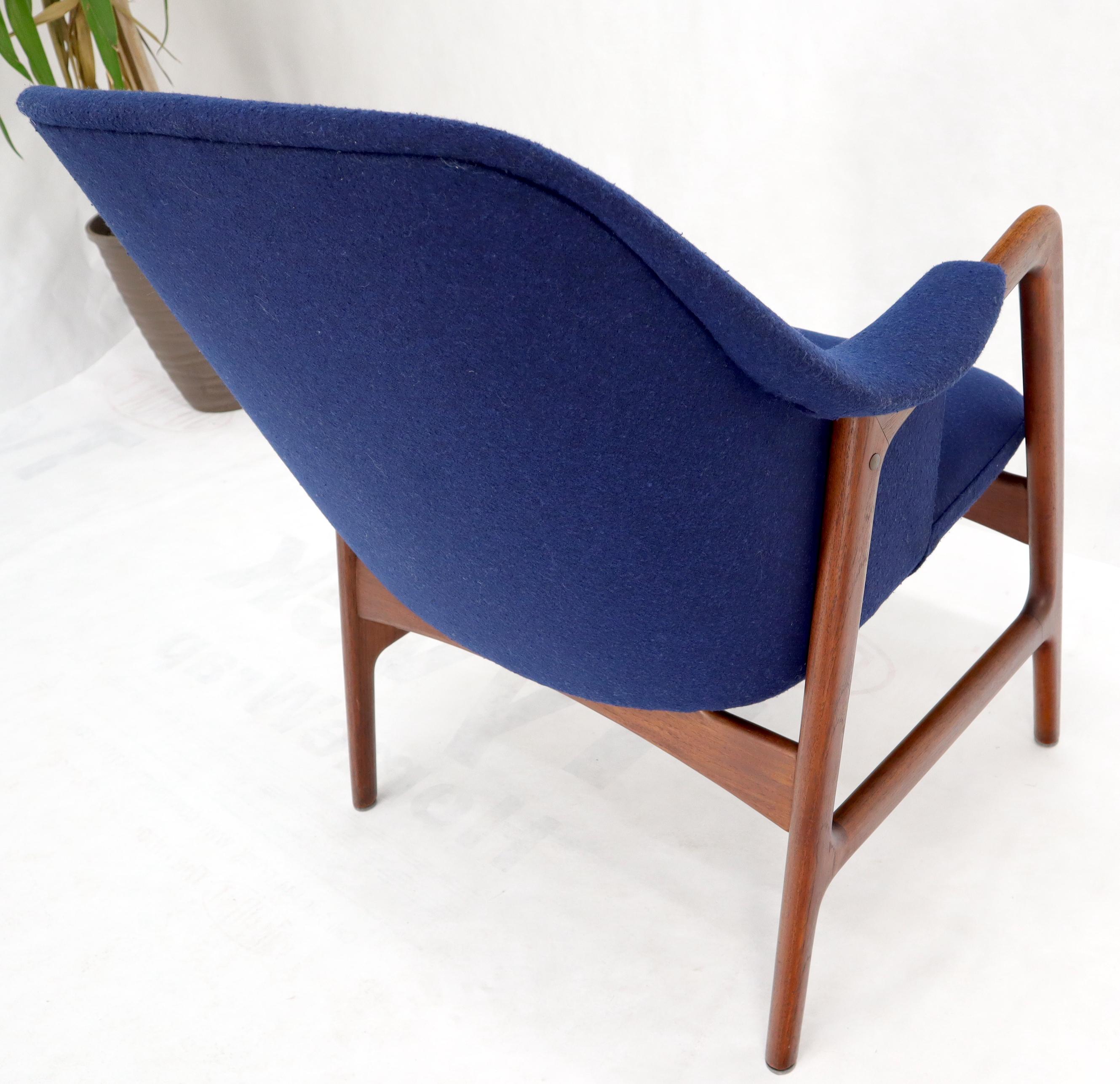 Dänische Mid-Century-Modern-Loungesessel mit Teakholzrahmen und blauer Wollpolsterung (Moderne der Mitte des Jahrhunderts) im Angebot
