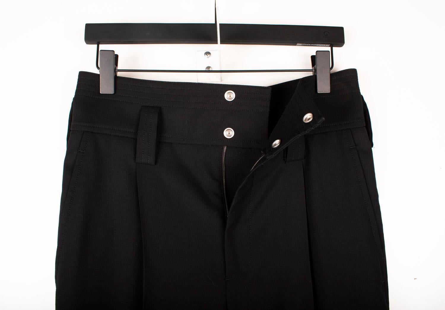 Check my other listings. Have many more designer clothes for sale. Open to any offers.
Item for sale is 100% genuine Bottega Veneta Relaxed Fit, High Waist Men Pants, S1496, VITR5, 528g.
Color: Black
(An actual color may a bit vary due to individual