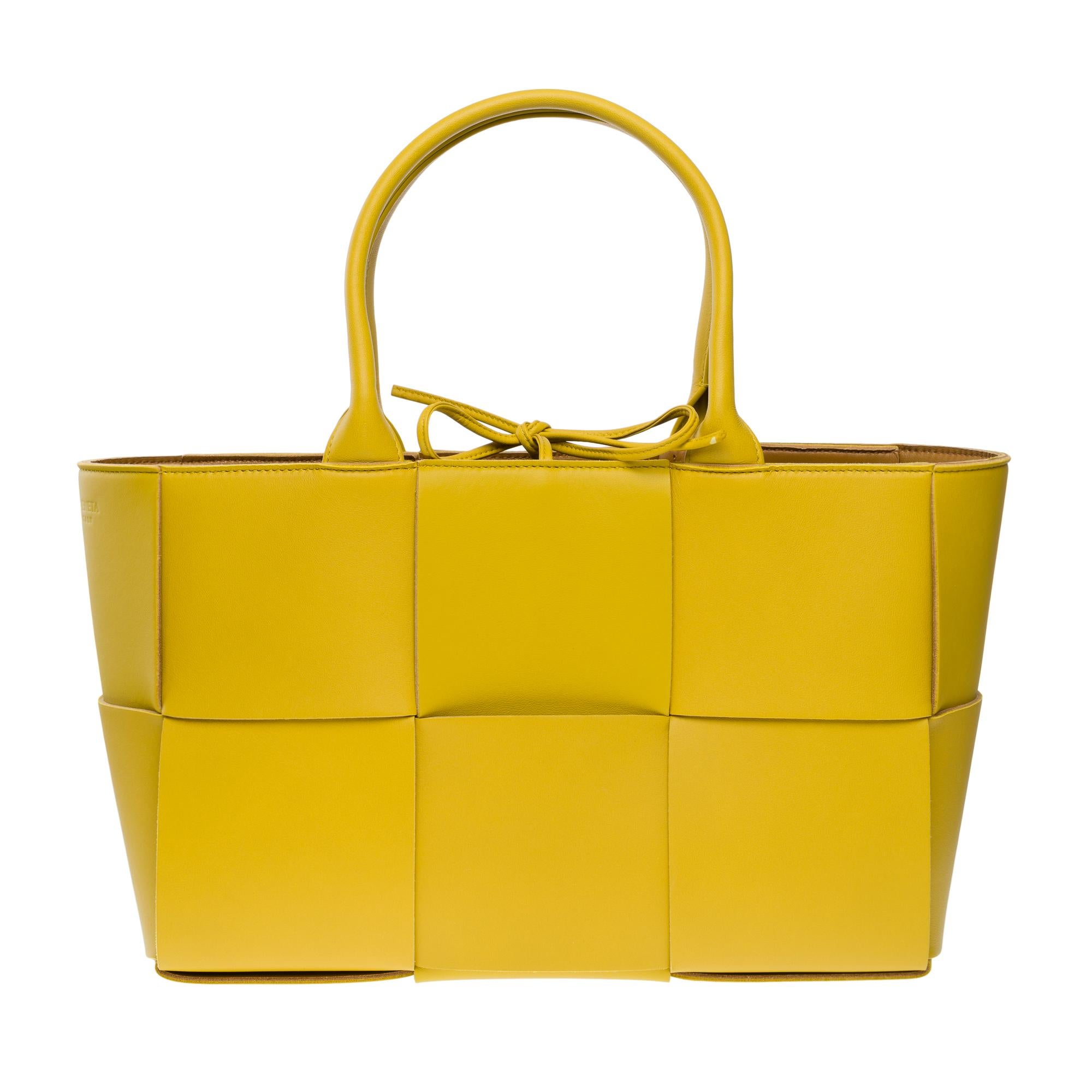 Giallo Nuovo Bottega Veneta Arco Tote bag & Pouch in pelle di agnello gialla , GHW