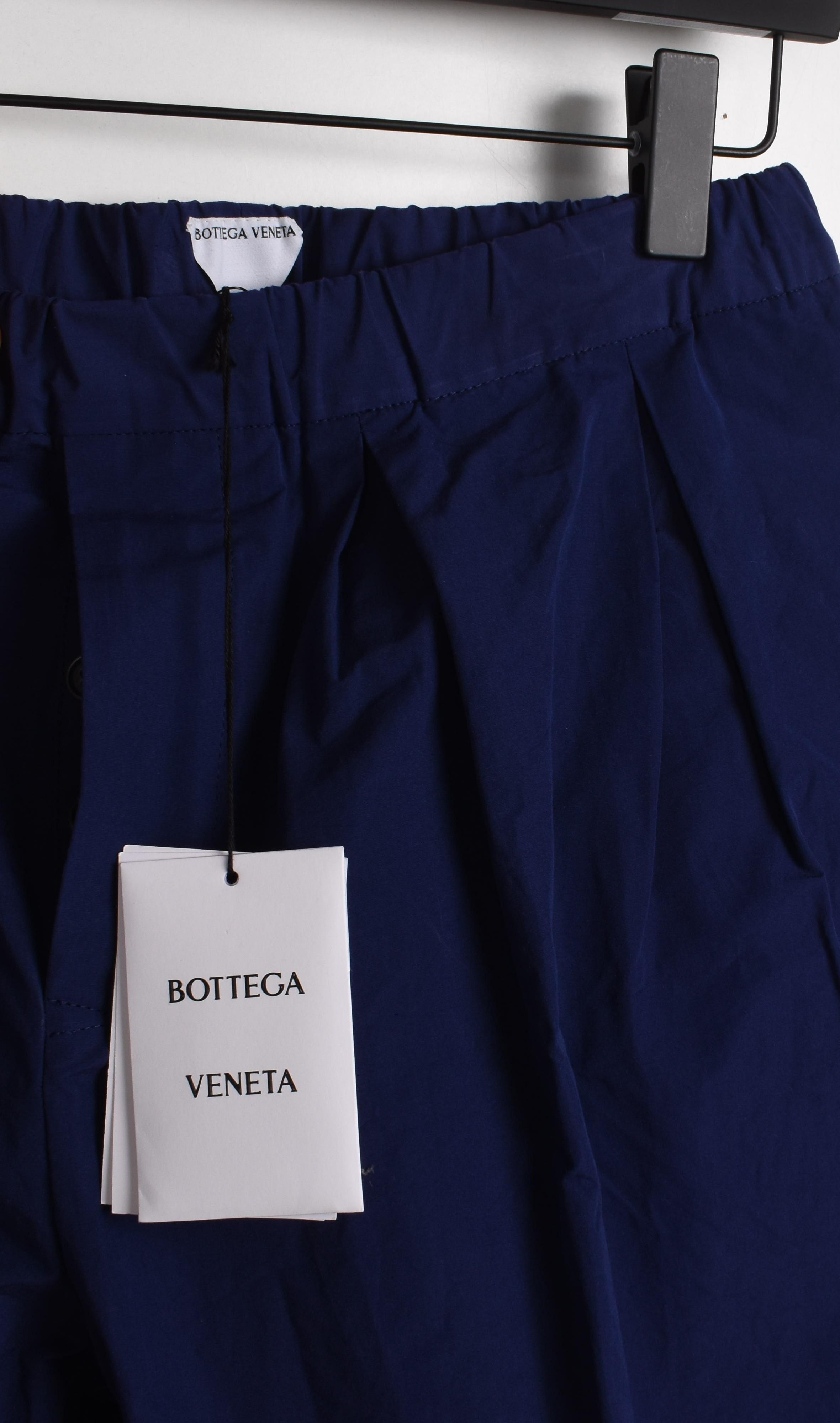 Prüfen Sie meine anderen Angebote. Habe viele weitere Designerkleidung zu verkaufen. Offen für alle Angebote.
Zum Verkauf steht eine 100% echte Bottega Veneta Ballonhose, 376g. VINU7 
Farbe: Blau
(Eine tatsächliche Farbe kann ein wenig variieren