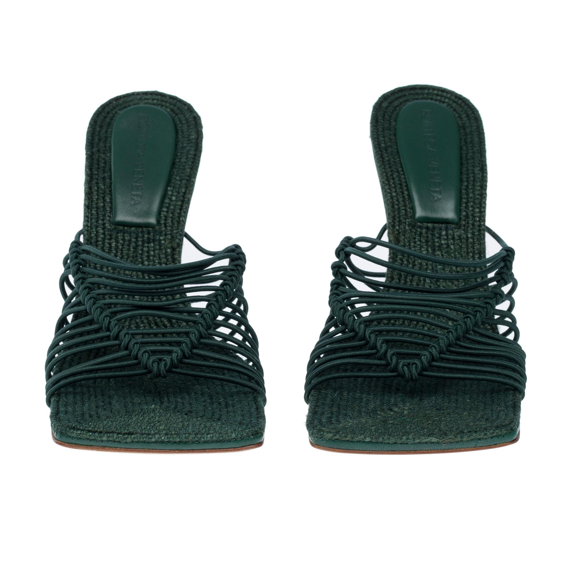 New Bottega Veneta Cindy stretch Sandal in Emerald green , size 6 In New Condition For Sale In Paris, IDF