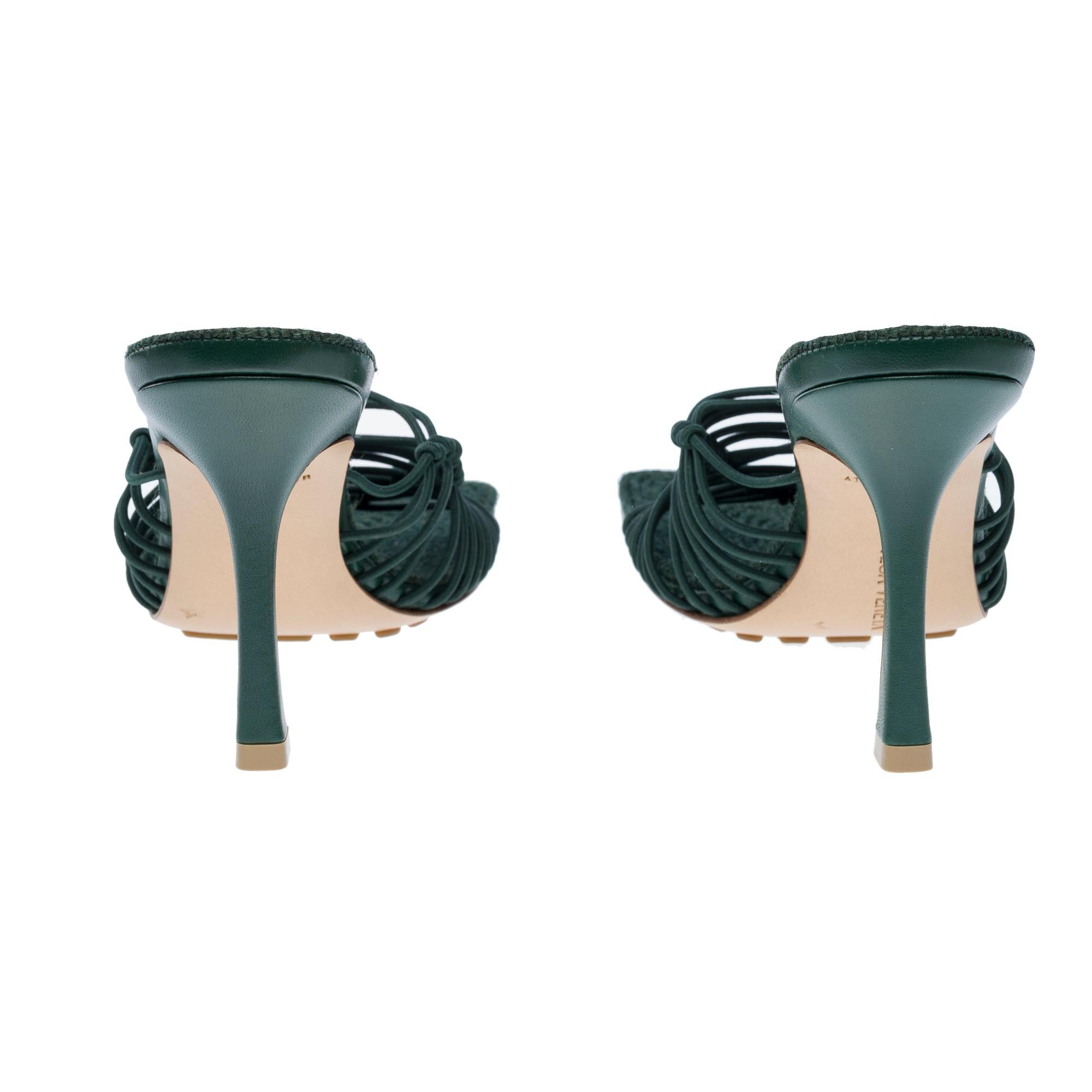 New Bottega Veneta Cindy stretch Sandal in Emerald green , size 6 For Sale 3