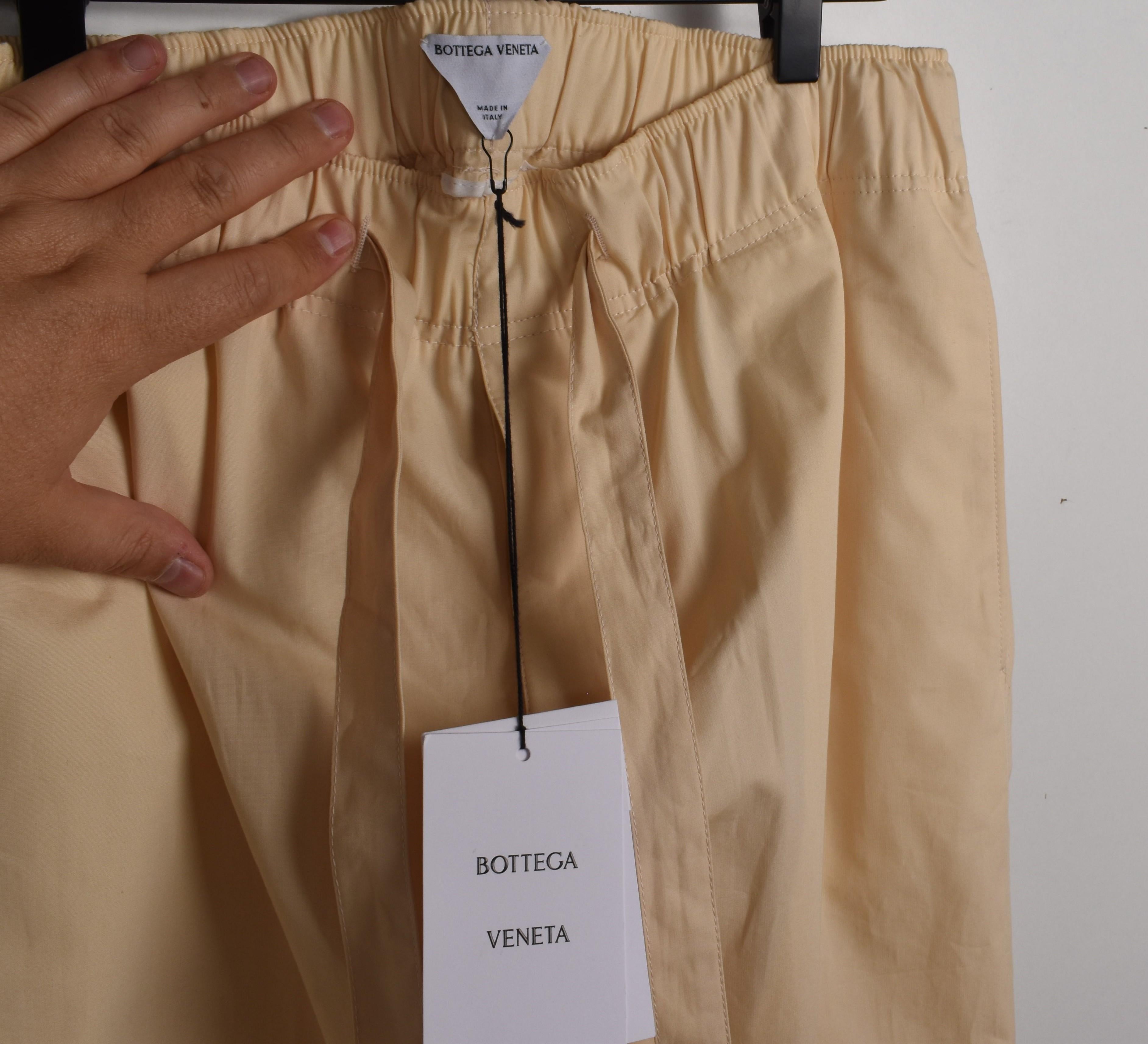 Consultez mes autres annonces. A beaucoup d'autres vêtements de marque à vendre. Ouvert à toutes les offres.
L'article mis en vente est 100% authentique Bottega Veneta Casual Men Pants, VINU7, 410g.
Couleur : Beige
(La couleur réelle peut varier
