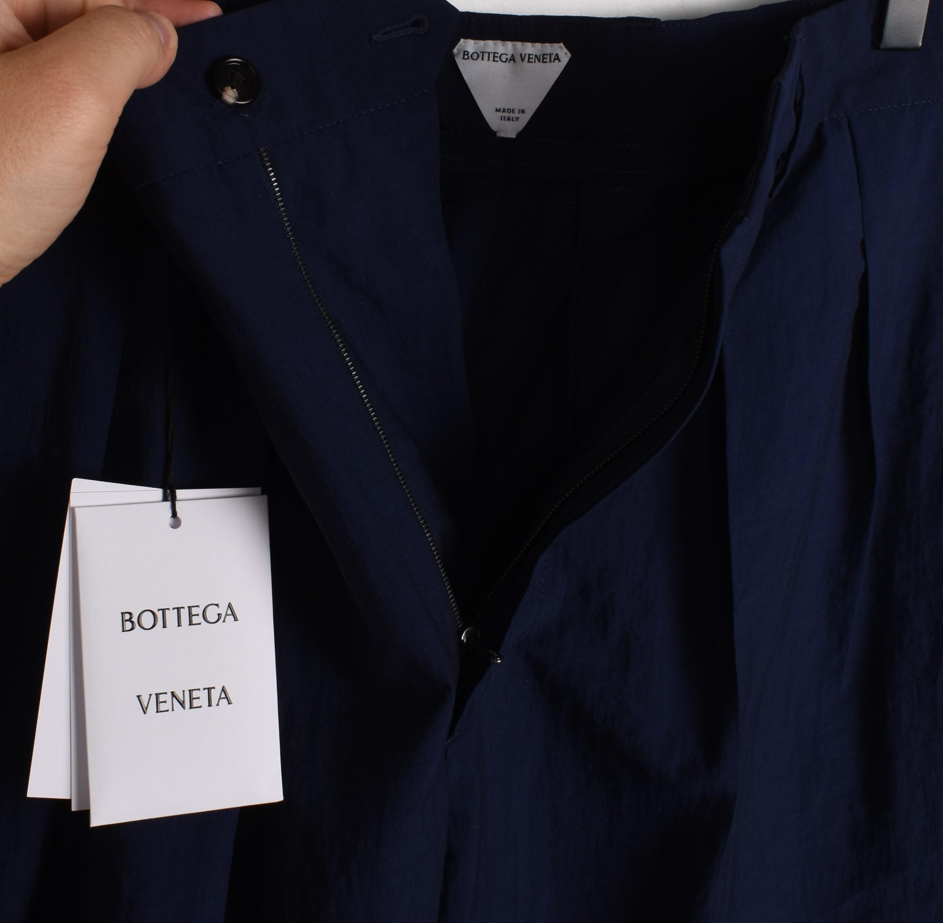 Consultez mes autres annonces. A beaucoup d'autres vêtements de marque à vendre. Ouvert à toutes les offres.
L'article mis en vente est 100% authentique Bottega Veneta Wrinkle Effect Men, VINU7, 275g
Couleur : Bleu
(La couleur réelle peut varier