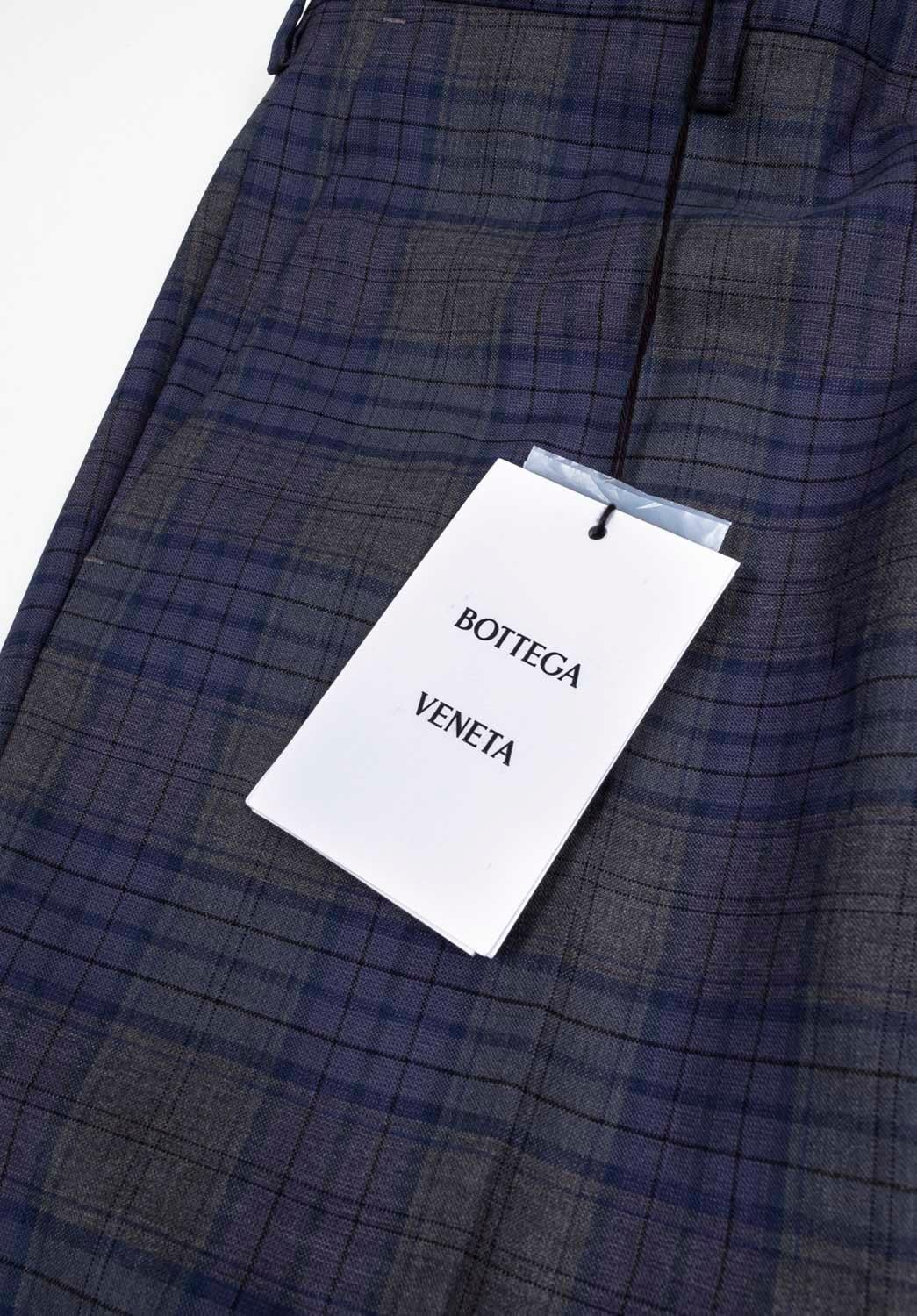 Controlla le mie altre inserzioni. Ho molti altri abiti firmati in vendita. Aperto a qualsiasi offerta.
L'articolo in vendita è 100% autentico Nuovi pantaloni da uomo Bottega Veneta Check, S1194, DE7
Colore: grigio/viola
(Il colore effettivo può