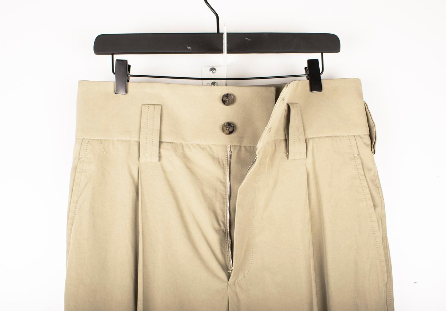 Check my other listings. Have many more designer clothes for sale. Open to any offers.
Item for sale is 100% genuine Bottega Veneta Relaxed Fit, High Waist Men Pants, S1494, VITR5, 458g.
Color: Sand
(An actual color may a bit vary due to individual