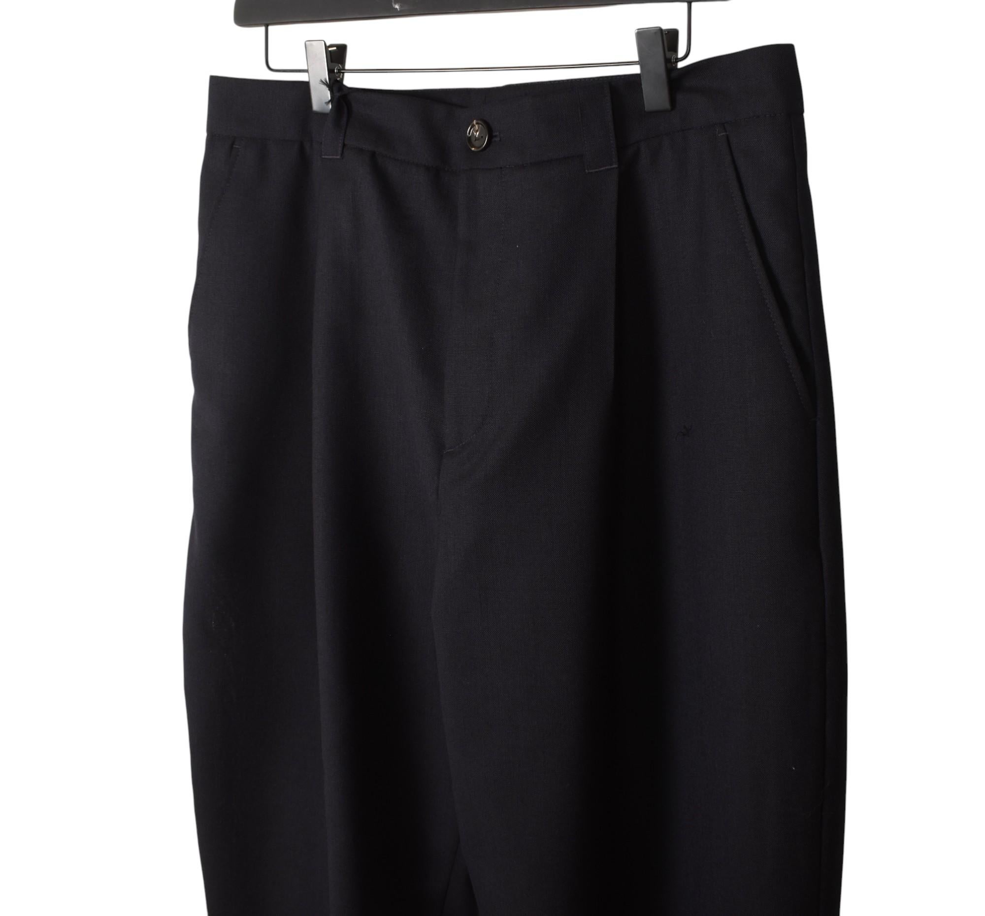 Compruebe mis otros listados. Tiene a la venta mucha más ropa de diseño. Abierto a cualquier oferta.
El artículo en venta es 100% auténtico Pantalón relajado Bottega Veneta para hombre, S1442, VIPE0, 424 g.
Color: azul oscuro
(El color real puede