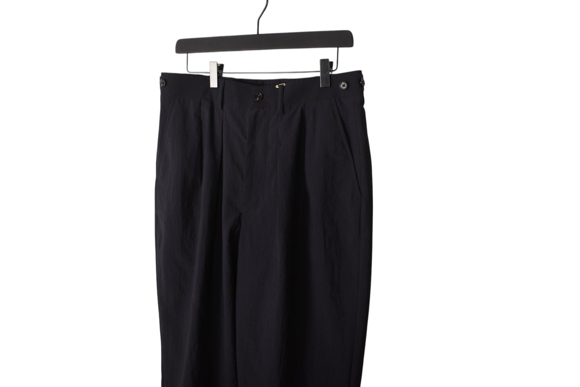 Compruebe mis otros listados. Tiene a la venta mucha más ropa de diseño. Abierto a cualquier oferta.
El artículo en venta es 100% auténtico Pantalón de verano Bottega Veneta Relaxed Fit Hombre, S1443, VIPE0, 276 g.
Color: azul
(El color real puede
