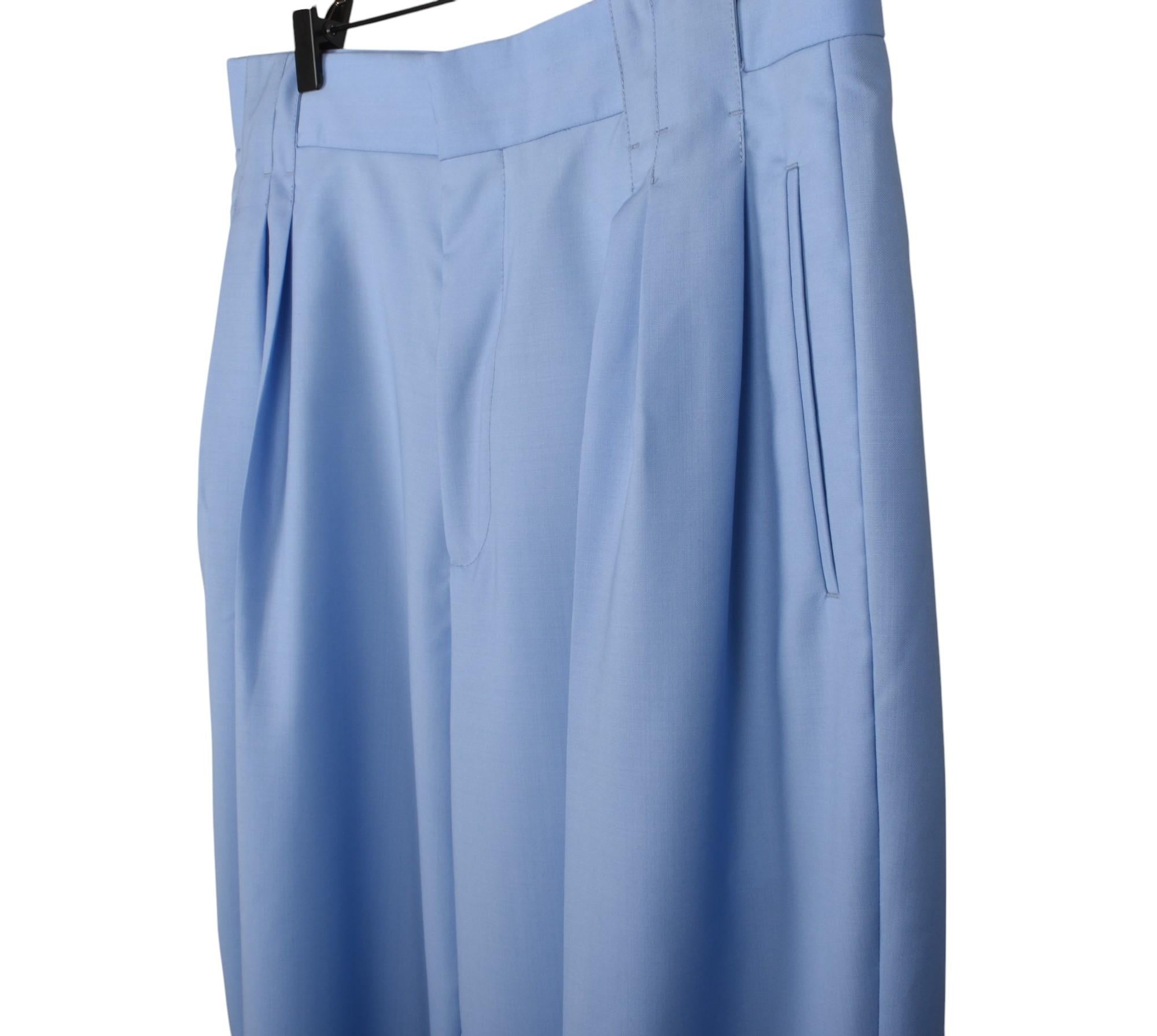 Consultez mes autres annonces. A beaucoup d'autres vêtements de marque à vendre. Ouvert à toutes les offres.
L'article mis en vente est 100% authentique New Bottega Veneta Summer Pants, S1453, VISE0, 410g.
Couleur : bleu clair
(La couleur réelle