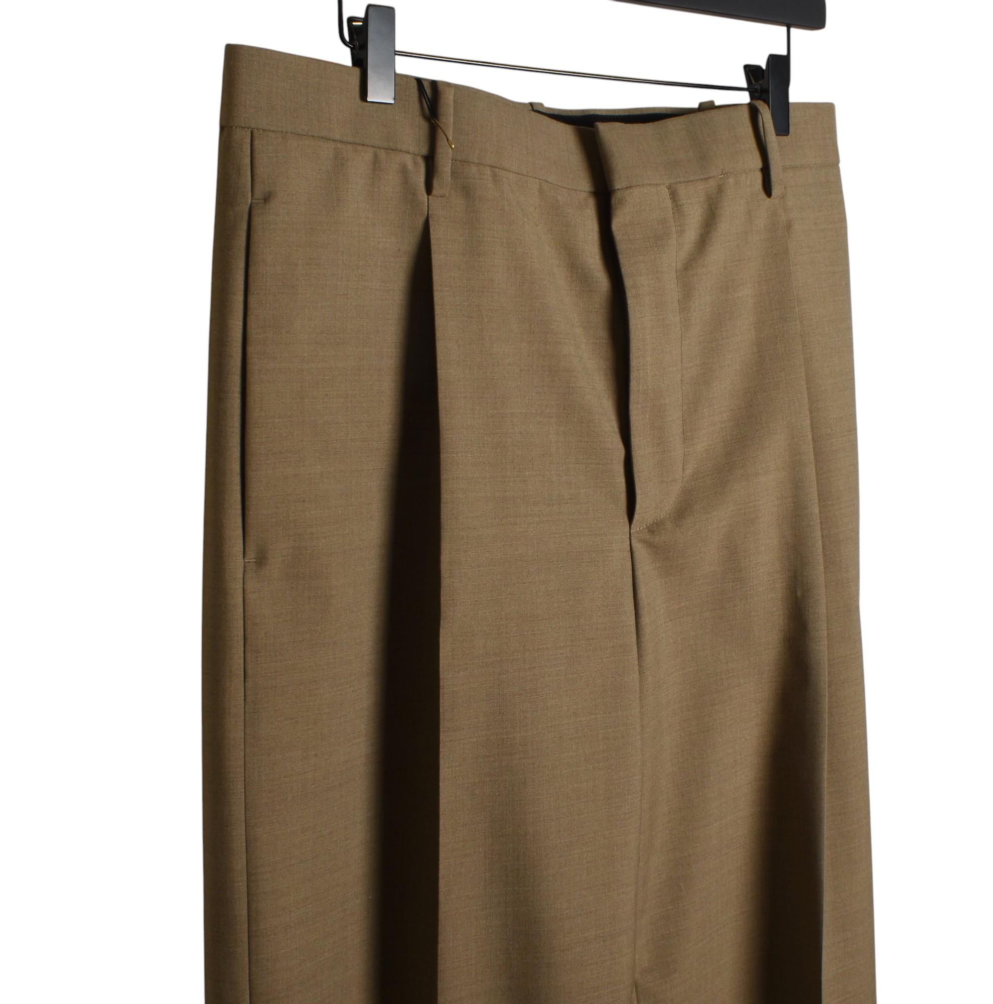 Compruebe mis otros listados. Tiene a la venta mucha más ropa de diseño. Abierto a cualquier oferta.
El artículo en venta es un pantalón de pata ancha para hombre 100% auténtico Bottega Veneta, S1444, VIPE0, 538 g.
Color: marrón claro
(El color real