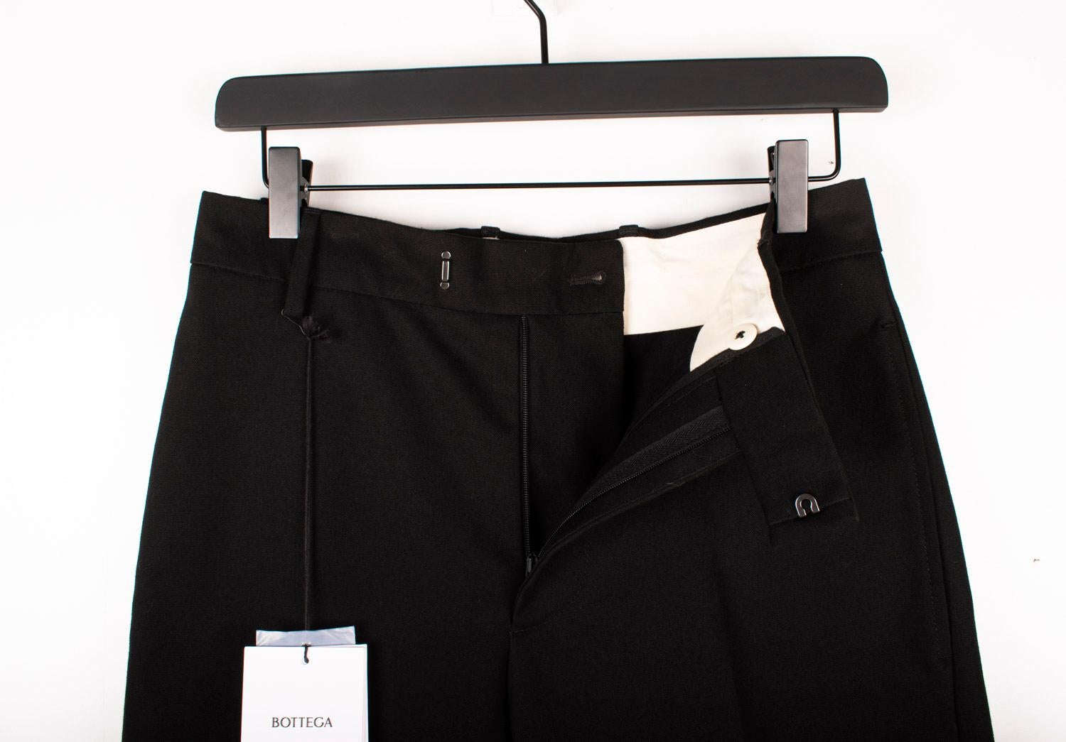 Check my other listings. Have many more designer clothes for sale. Open to any offers.
Item for sale is 100% genuine Bottega Veneta Bermuda Men Shorts, S1491, VINU0, 482g.
Color: Black
(An actual color may a bit vary due to individual computer