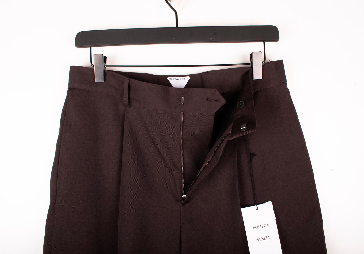 Check my other listings. Have many more designer clothes for sale. Open to any offers.
Item for sale is 100% genuine Bottega Veneta Men Shorts, S1489, VIVI7, 2486g.
Color: Brown
(An actual color may a bit vary due to individual computer screen