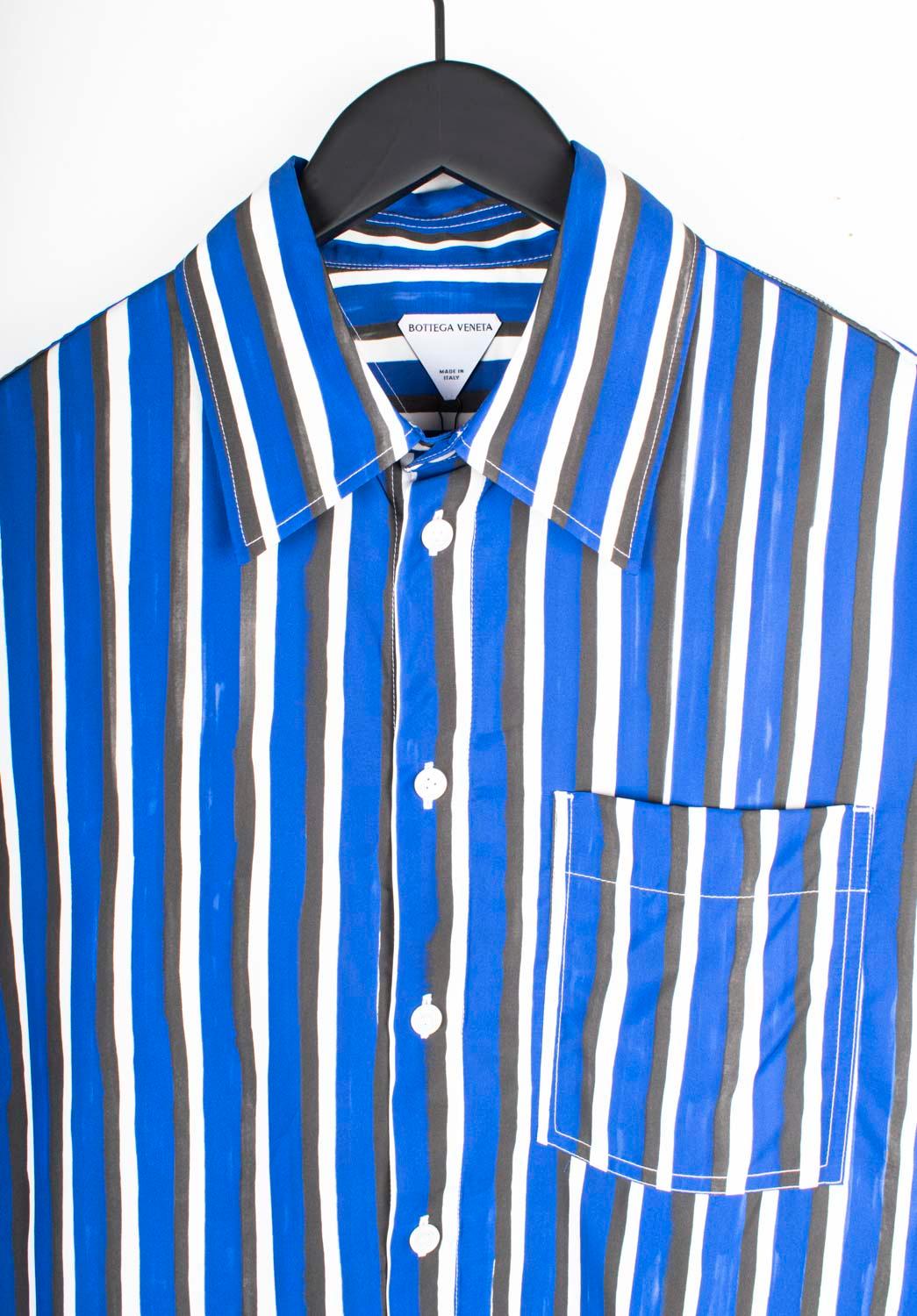 Prüfen Sie meine anderen Angebote. Habe viele weitere Designerkleidung zu verkaufen. Offen für alle Angebote.
Zum Verkauf steht ein 100% echtes Bottega Veneta Striped Oversized Boxy Men Shirt, S1512, VITR1, 200g.
Farbe: Multi
(Eine tatsächliche