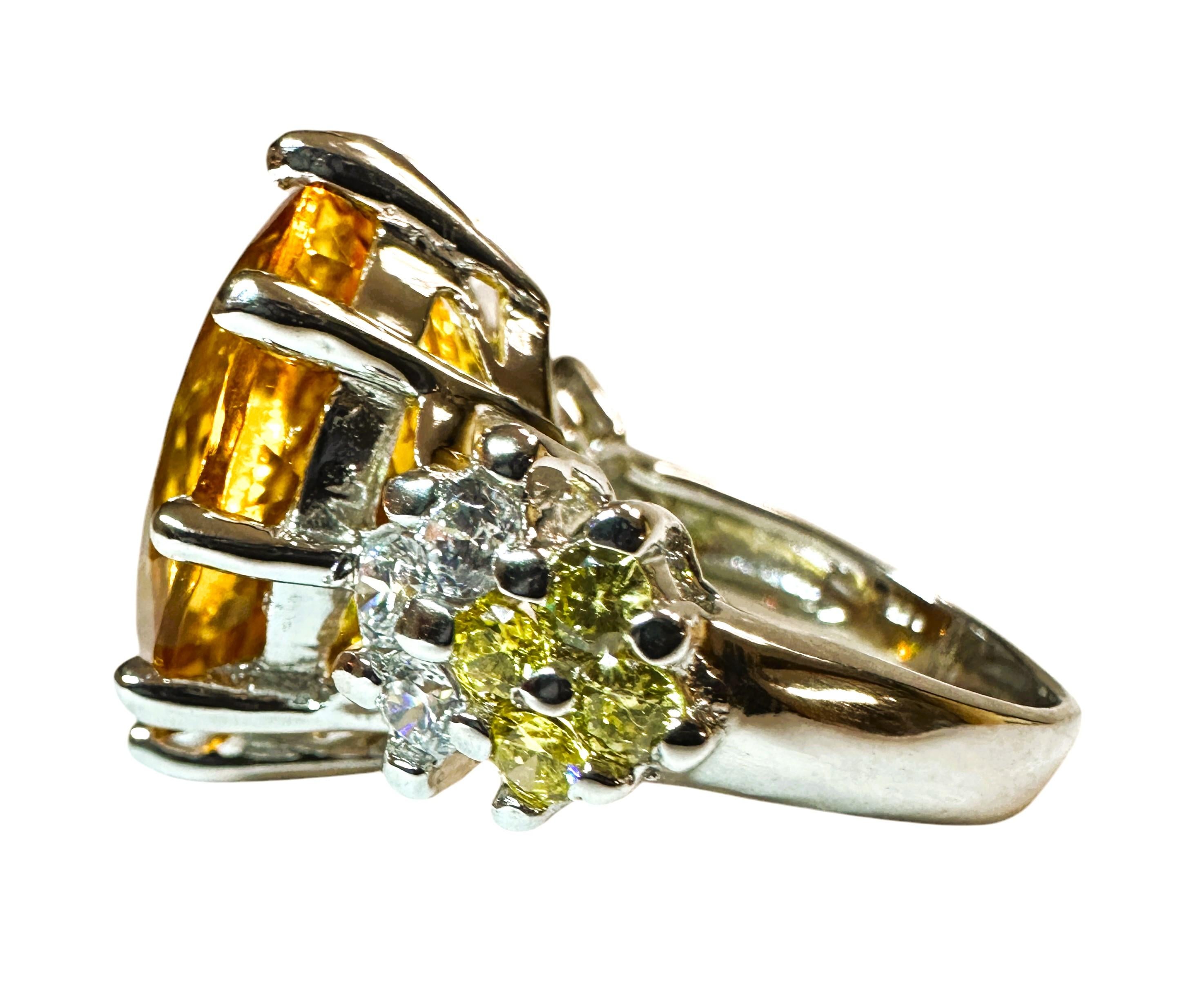Was für ein wunderschöner Ring!  Der Ring hat die Größe 6,25.  Der Stein stammt aus Brasilien.  Ein Stein von sehr hoher Qualität.   Es ist eine Phantasie oval geschliffenen Stein und ist 15.10 Karat.   Der Hauptstein ist 18 x 15 mm groß.  Er wird