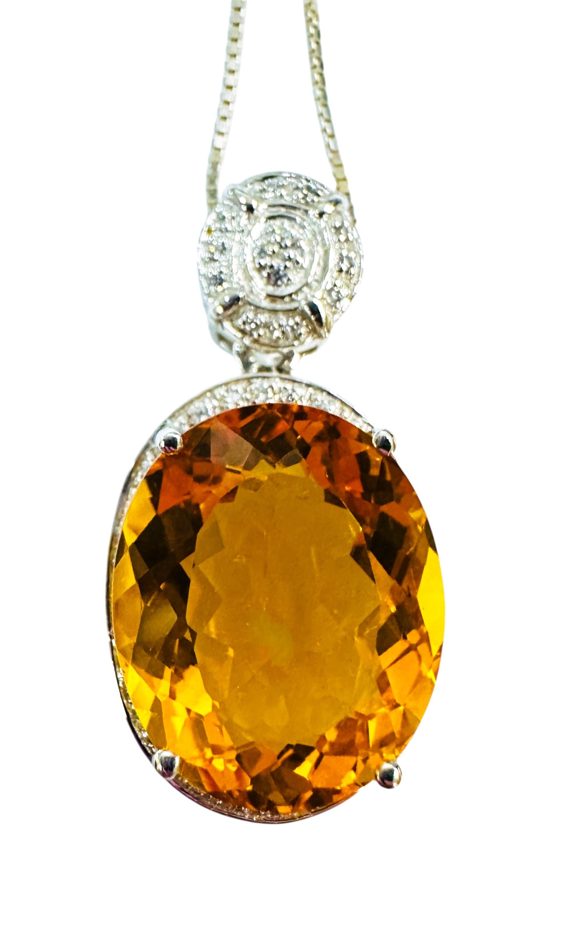 Dieser Stein ist einfach überragend.  Der Schnitt ist großartig. Es stammt aus Brasilien.  Keine Behandlungen oder Verschönerungen.  Er misst 18,2 x 15 mm und hat weiße Saphire im Diamantschliff auf dem Bügel.  Es ist auf einem wunderschönen