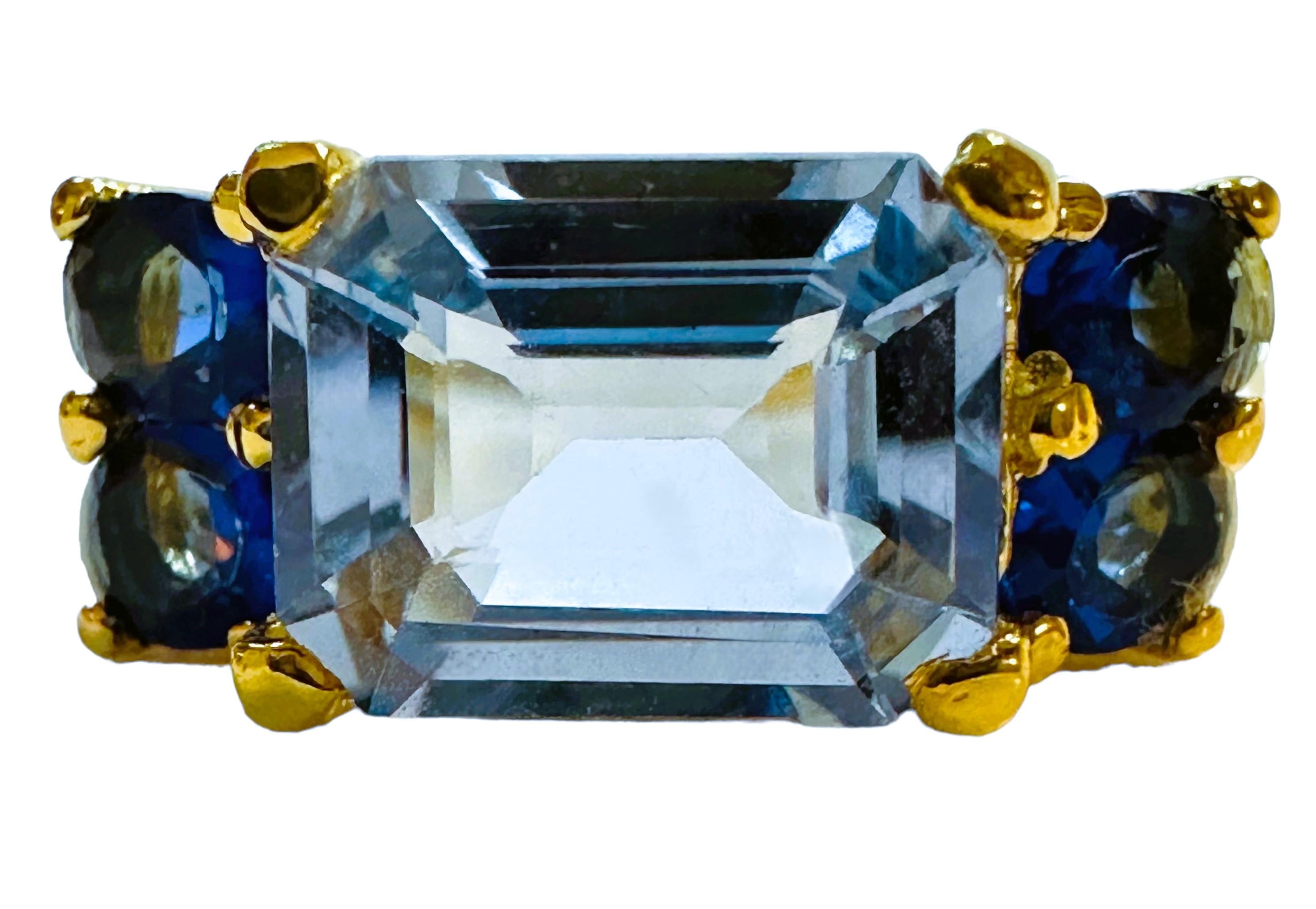 Es un anillo impresionante.  El color y el corte son espectaculares. El anillo es de la talla 6.  La piedra es de Brasil y es simplemente exquisita.  Es una piedra talla esmeralda y tiene 2.50 Cts.   La piedra principal mide 9 x 7 mm y tiene 4