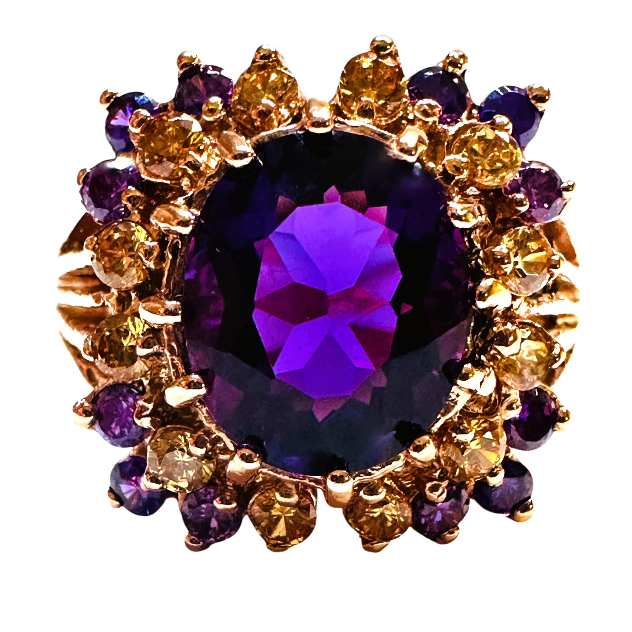 Me encantan los hermosos colores de este anillo.  El anillo es de la talla 7,75 y es sencillamente impresionante.  La piedra principal es una piedra de talla oval y mide 3.70 quilates.  Mide 11 x 9 mm y está rodeada de piedras de zafiro champán
