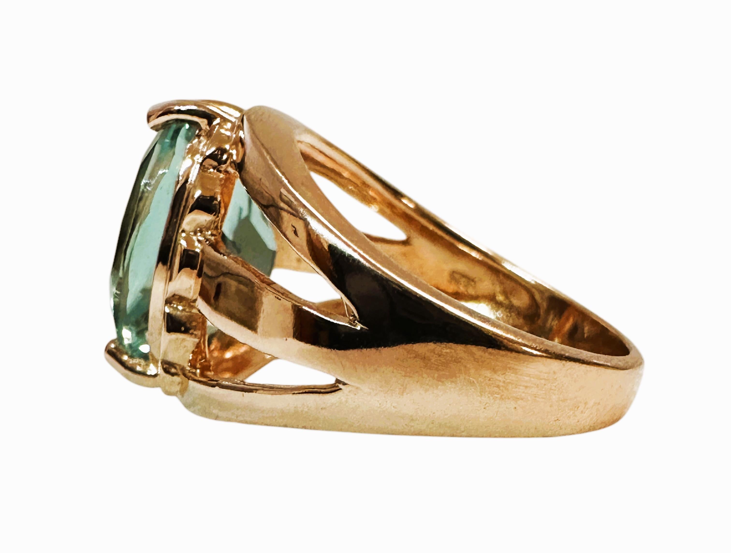 La piedra es de Brasil y es simplemente exquisita. La piedra es una aguamarina azul mar y tiene 4.7 quilates.  La piedra es de talla oval de fantasía y mide 12 x 10 mm.  Está engarzado en un bonito mango partido de plata de ley chapada en oro rosa. 
