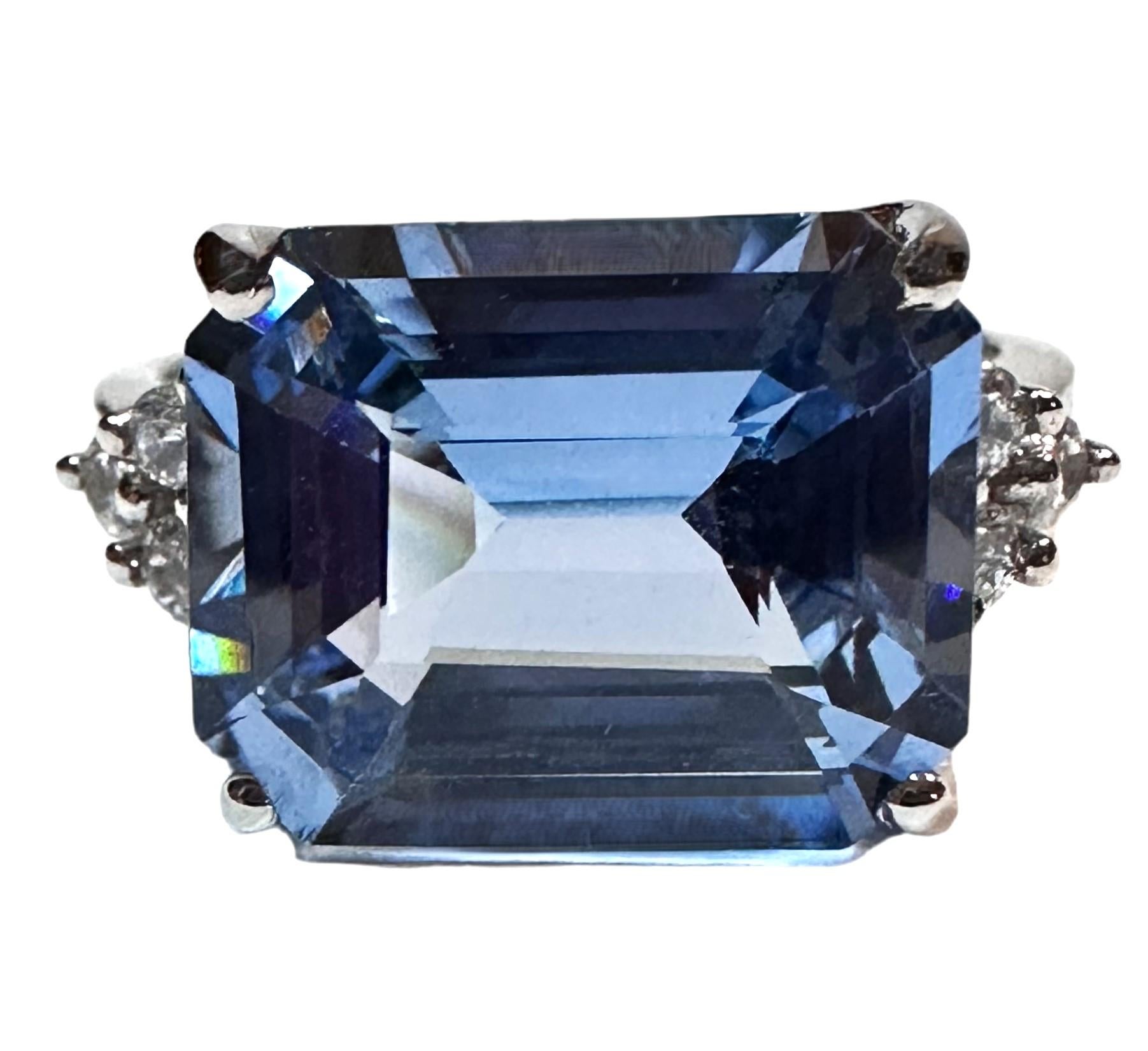 Dieser Ring ist wirklich atemberaubend.  Die Farbe und der Schnitt sind spektakulär. Der Ring hat die Größe 6,5.  Der Stein stammt aus Brasilien und ist einfach exquisit.  Er ist ein Stein im Smaragdschliff und hat 6.30 Karat.   Der Hauptstein ist